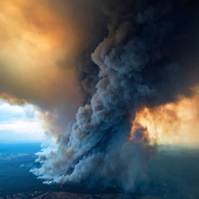 ケリー・スレーターのインスタグラム：「@outerknown sale on today with 100% of profits going towards Australian first responders and wildlife efforts via @nswrfs and @wireswildliferescue. Our hearts go out to the ongoing crisis our friends are facing Down Under. #PrayForRain」