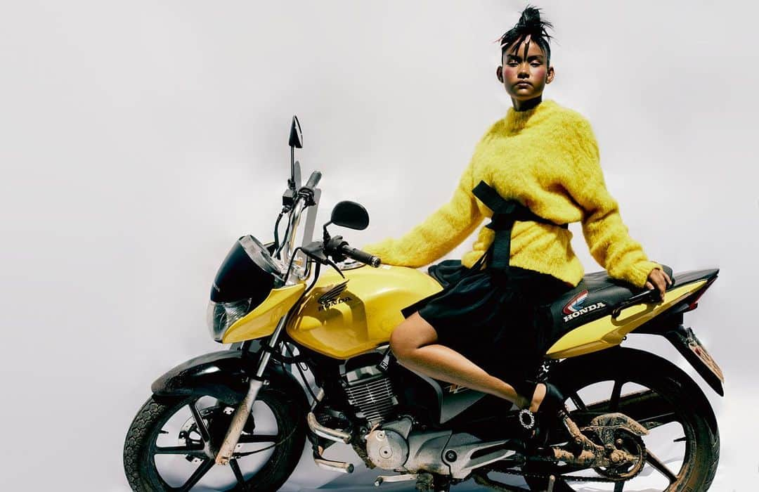 i-Dさんのインスタグラム写真 - (i-DInstagram)「Riding into the weekend like 🏍️💨⁣ ⁣ For i-D's The Get Up Stand Up Issue, @rafaelpavarotti_ and @ibkamara shot a colourful story of modern Brazil.⁣ ⁣ See more on i-D.co⁣⁣ 🌐⁣ ⁣⁣⁣ [The Get Up Stand Up Issue, no. 358, Winter 2019.]⁣⁣⁣⁣⁣⁣⁣⁣⁣⁣⁣⁣⁣⁣⁣⁣⁣⁣⁣ .⁣⁣⁣ .⁣⁣⁣ .⁣⁣⁣ Photography #RafaelPavarotti⁣⁣⁣ Styling #IbKamara⁣ Heleny wears jumper @erikacavallini_official. Dress @Coach 1941. Belt @nicomede_talavera. Shoes @b.luxo.」1月11日 2時18分 - i_d