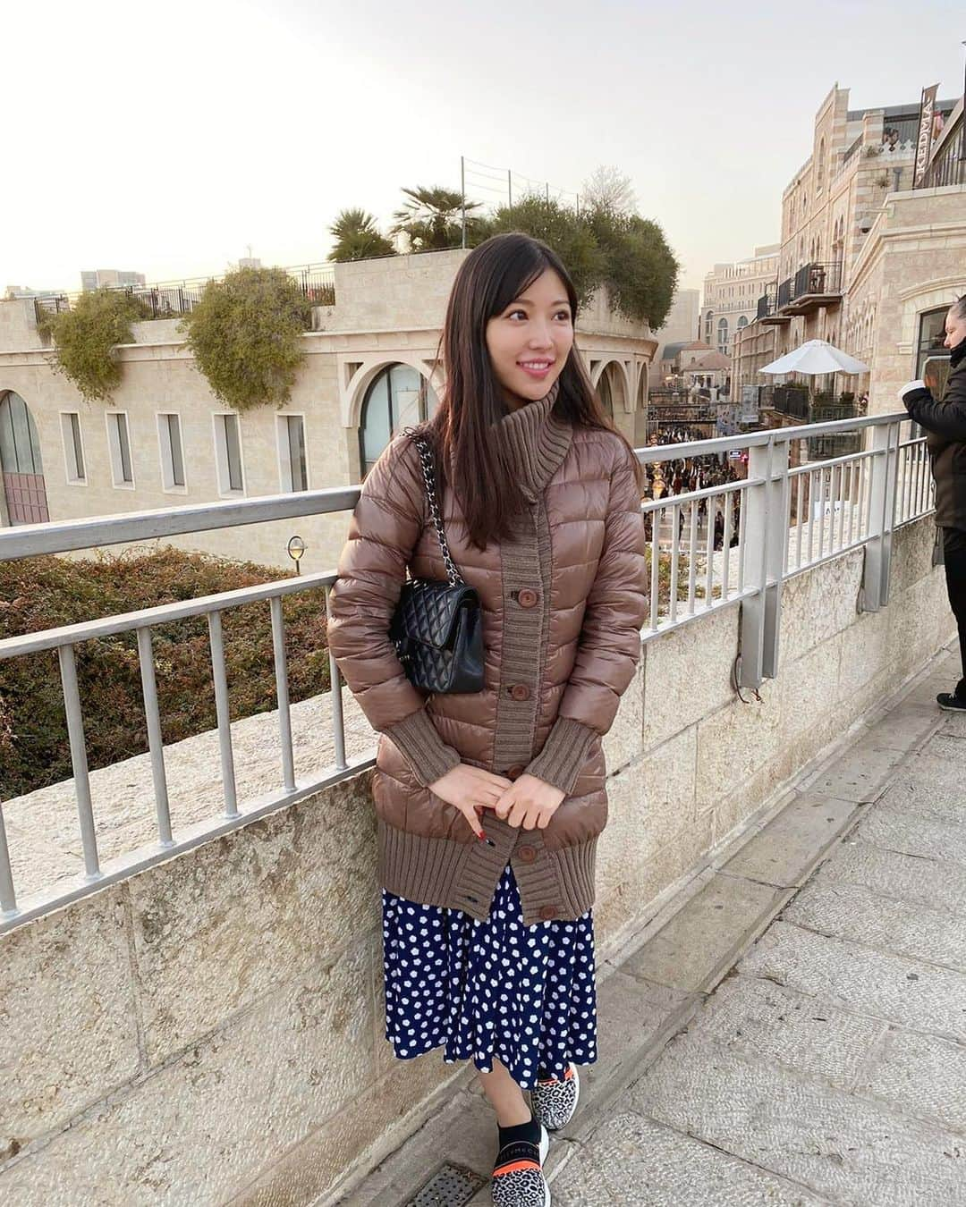 栄木明日香さんのインスタグラム写真 - (栄木明日香Instagram)「I had a pleasure to visit Jerusalem again!﻿ There is something absolutely magical about Israel... So grateful for this amazing opportunity and friendship🙏🏻﻿ ﻿ クリスマスにイスラエルに行ってきました〜イスラエル/エルサレムは本当に特別な場所😢✨﻿ 世界三代宗教の聖地なんだけど、本当に歴史が深くて感動する！﻿ 学生時代ちゃんと世界史勉強しなくて反省だな😵﻿ 言葉で言えないけど本当に神聖な場所、﻿ 日本人にはあんまり馴染みが無いけど﻿ 行ったことなかったら、是非1度行ってみてほしい😄﻿ 今回は現地のお友達が普段入れない所まで詳しくガイドしてくれて本当に素晴らしい機会に感謝😊﻿ ﻿  #jerusalem #israel #エルサレム　#イスラエル旅行 #judaism #ユダヤ教　#travelisrael #herno #chanel #katespade #stellamccartneyadidas #hanukka #happyhanukkah #menorah 🕎」1月11日 2時22分 - liz_asuka__