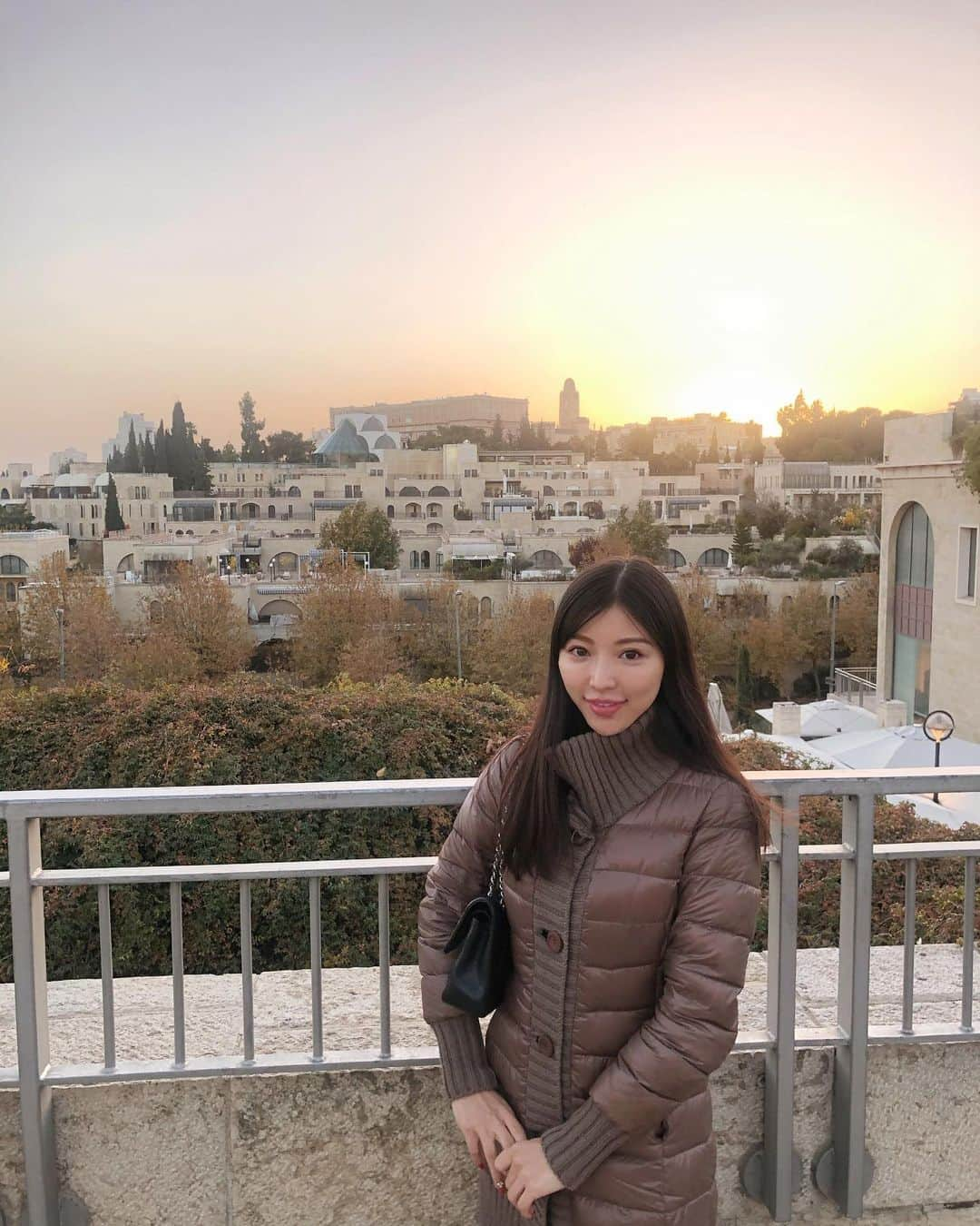 栄木明日香さんのインスタグラム写真 - (栄木明日香Instagram)「I had a pleasure to visit Jerusalem again!﻿ There is something absolutely magical about Israel... So grateful for this amazing opportunity and friendship🙏🏻﻿ ﻿ クリスマスにイスラエルに行ってきました〜イスラエル/エルサレムは本当に特別な場所😢✨﻿ 世界三代宗教の聖地なんだけど、本当に歴史が深くて感動する！﻿ 学生時代ちゃんと世界史勉強しなくて反省だな😵﻿ 言葉で言えないけど本当に神聖な場所、﻿ 日本人にはあんまり馴染みが無いけど﻿ 行ったことなかったら、是非1度行ってみてほしい😄﻿ 今回は現地のお友達が普段入れない所まで詳しくガイドしてくれて本当に素晴らしい機会に感謝😊﻿ ﻿  #jerusalem #israel #エルサレム　#イスラエル旅行 #judaism #ユダヤ教　#travelisrael #herno #chanel #katespade #stellamccartneyadidas #hanukka #happyhanukkah #menorah 🕎」1月11日 2時22分 - liz_asuka__