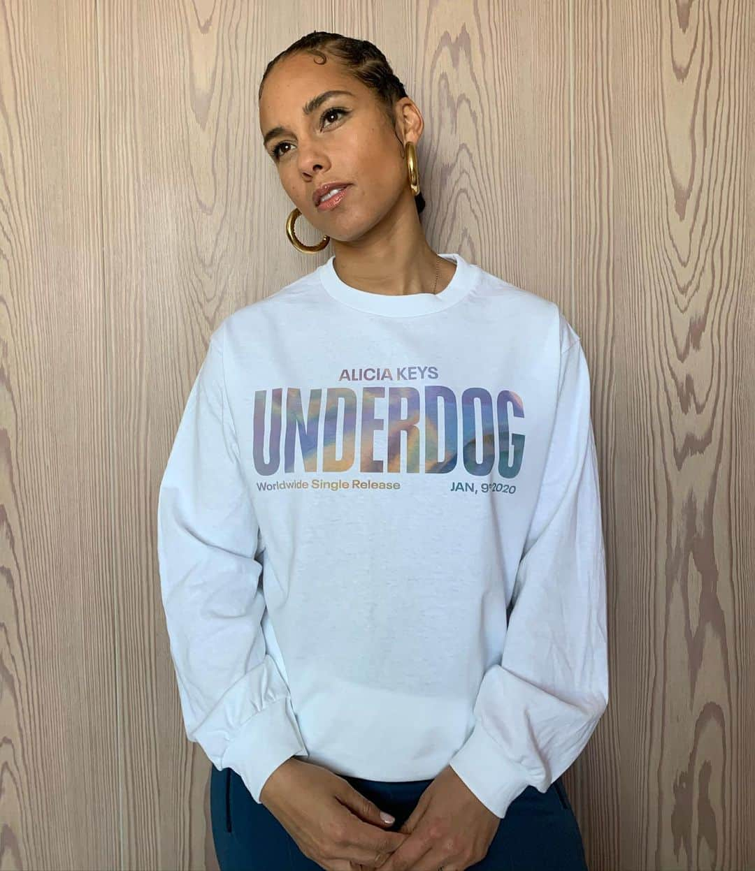 アリシア・キーズさんのインスタグラム写真 - (アリシア・キーズInstagram)「When you casually put on your own merch cause it’s extra fresh and look off to the side like it’s nothing #Underdog」1月11日 2時23分 - aliciakeys