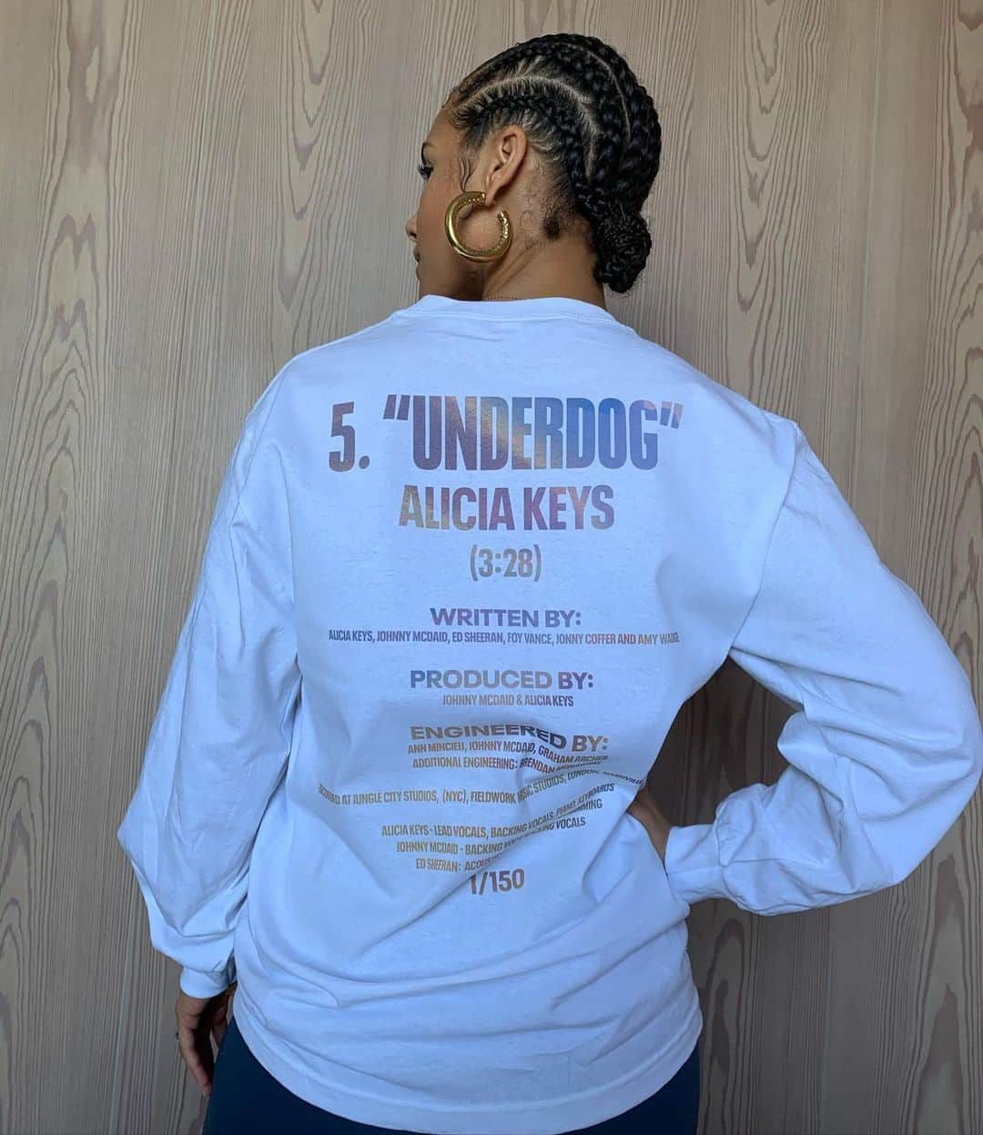 アリシア・キーズさんのインスタグラム写真 - (アリシア・キーズInstagram)「When you casually put on your own merch cause it’s extra fresh and look off to the side like it’s nothing #Underdog」1月11日 2時23分 - aliciakeys