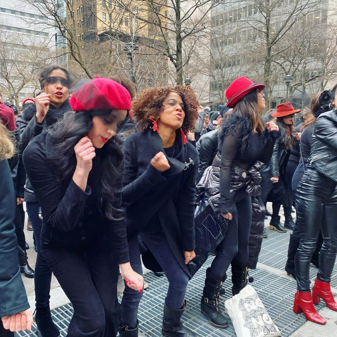 アンバー・タンブリンさんのインスタグラム写真 - (アンバー・タンブリンInstagram)「(📸 crédit: @liz.chancey ) Weeks of preparation have led us to this moment in front of the criminal courthouse where Weinstein is being tried, then up to the greatest predator of them all: Donald Trump’s hotel at Columbus Circle. I along with Sarah Sophie Flicker, Paola Mendoza, Nelini Stamp and Yara Travieso organized this action and performed “Un Violador En Tu Camino” (A Rapist Is In Your Path) created by @Lastesis to confront systemic violence across the globe. We stand in anger and solidarity with the hundreds of women that joined us today, and with the Chilean women’s crisis, our sisters beyond borders, and survivors all over the world in chanting:⁣ ⁣ Patriarchy is our judge⁣⁣ That imprisons us at birth⁣. ⁣ And our punishment⁣⁣ Is the violence you can see.⁣ ⁣ It's femicide.⁣ Impunity for my killer.⁣ It’s our disappearances.⁣ It’s rape.⁣ ⁣ And it's not my fault, not where I was, not how I dressed.⁣ And it's not my fault, not where I was, not how I dressed.⁣ And it's not my fault, not where I was, not how I dressed.⁣ And it's not my fault, not where I was, not how I dressed.⁣ ⁣ And the rapist WAS you.⁣ And the rapist IS you.⁣ ⁣ Its the cops,⁣ It’s The judges,⁣ It’s The system,⁣ It’s The president.⁣ ⁣ This oppressive state is a macho rapist.⁣ This oppressive state is a macho rapist.⁣ ⁣ Violador eres tú.⁣ El violador eres tú.⁣ El violador eres tú.⁣ El violador eres tú.」1月11日 2時51分 - amberrosetamblyn