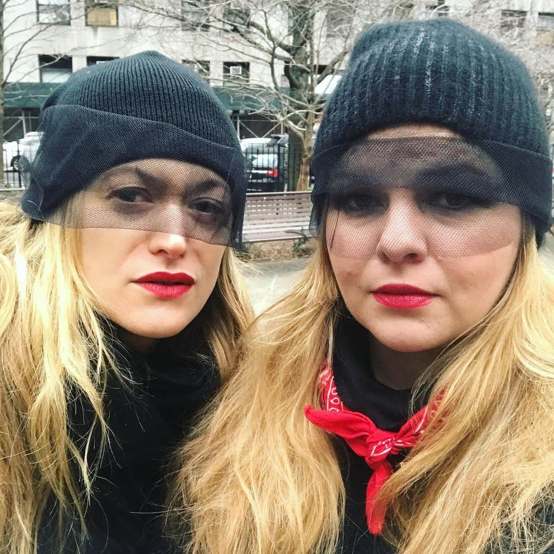 アンバー・タンブリンさんのインスタグラム写真 - (アンバー・タンブリンInstagram)「(📸 crédit: @liz.chancey ) Weeks of preparation have led us to this moment in front of the criminal courthouse where Weinstein is being tried, then up to the greatest predator of them all: Donald Trump’s hotel at Columbus Circle. I along with Sarah Sophie Flicker, Paola Mendoza, Nelini Stamp and Yara Travieso organized this action and performed “Un Violador En Tu Camino” (A Rapist Is In Your Path) created by @Lastesis to confront systemic violence across the globe. We stand in anger and solidarity with the hundreds of women that joined us today, and with the Chilean women’s crisis, our sisters beyond borders, and survivors all over the world in chanting:⁣ ⁣ Patriarchy is our judge⁣⁣ That imprisons us at birth⁣. ⁣ And our punishment⁣⁣ Is the violence you can see.⁣ ⁣ It's femicide.⁣ Impunity for my killer.⁣ It’s our disappearances.⁣ It’s rape.⁣ ⁣ And it's not my fault, not where I was, not how I dressed.⁣ And it's not my fault, not where I was, not how I dressed.⁣ And it's not my fault, not where I was, not how I dressed.⁣ And it's not my fault, not where I was, not how I dressed.⁣ ⁣ And the rapist WAS you.⁣ And the rapist IS you.⁣ ⁣ Its the cops,⁣ It’s The judges,⁣ It’s The system,⁣ It’s The president.⁣ ⁣ This oppressive state is a macho rapist.⁣ This oppressive state is a macho rapist.⁣ ⁣ Violador eres tú.⁣ El violador eres tú.⁣ El violador eres tú.⁣ El violador eres tú.」1月11日 2時51分 - amberrosetamblyn