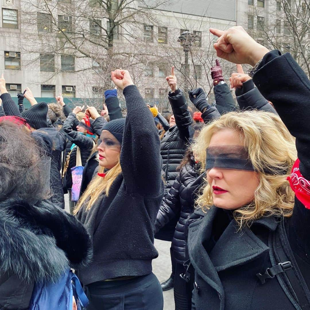 アンバー・タンブリンさんのインスタグラム写真 - (アンバー・タンブリンInstagram)「(📸 crédit: @liz.chancey ) Weeks of preparation have led us to this moment in front of the criminal courthouse where Weinstein is being tried, then up to the greatest predator of them all: Donald Trump’s hotel at Columbus Circle. I along with Sarah Sophie Flicker, Paola Mendoza, Nelini Stamp and Yara Travieso organized this action and performed “Un Violador En Tu Camino” (A Rapist Is In Your Path) created by @Lastesis to confront systemic violence across the globe. We stand in anger and solidarity with the hundreds of women that joined us today, and with the Chilean women’s crisis, our sisters beyond borders, and survivors all over the world in chanting:⁣ ⁣ Patriarchy is our judge⁣⁣ That imprisons us at birth⁣. ⁣ And our punishment⁣⁣ Is the violence you can see.⁣ ⁣ It's femicide.⁣ Impunity for my killer.⁣ It’s our disappearances.⁣ It’s rape.⁣ ⁣ And it's not my fault, not where I was, not how I dressed.⁣ And it's not my fault, not where I was, not how I dressed.⁣ And it's not my fault, not where I was, not how I dressed.⁣ And it's not my fault, not where I was, not how I dressed.⁣ ⁣ And the rapist WAS you.⁣ And the rapist IS you.⁣ ⁣ Its the cops,⁣ It’s The judges,⁣ It’s The system,⁣ It’s The president.⁣ ⁣ This oppressive state is a macho rapist.⁣ This oppressive state is a macho rapist.⁣ ⁣ Violador eres tú.⁣ El violador eres tú.⁣ El violador eres tú.⁣ El violador eres tú.」1月11日 2時51分 - amberrosetamblyn