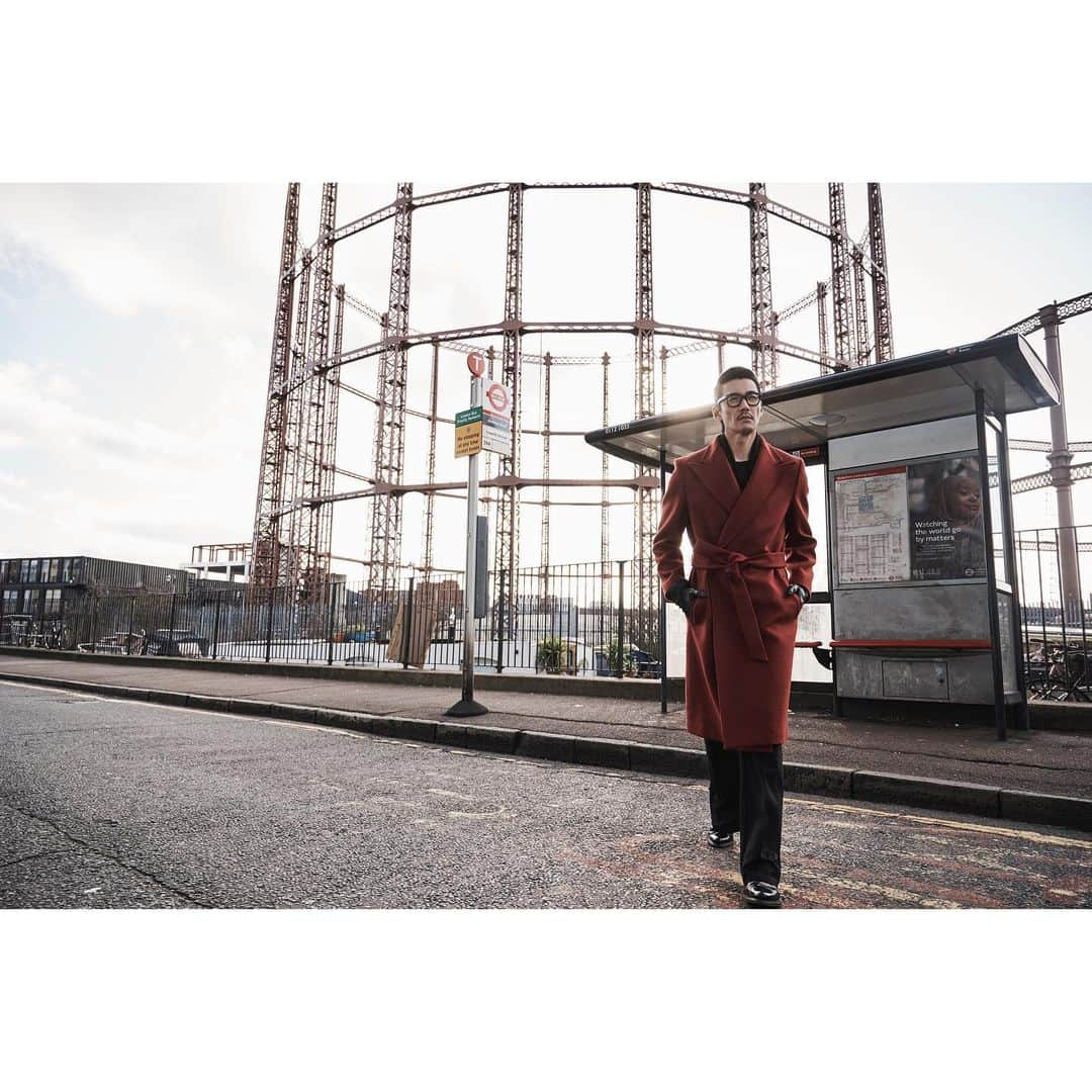 フー・ビンさんのインスタグラム写真 - (フー・ビンInstagram)「Absolutely amazed by how @fengchenwang has become since the first time we  met! What a mesmerising scene and edgy collection! Very proud of you 👍  #hubing #lfwm #britishfashioncouncil #london #fengchengwang #chinesedesigner  #farfetch #후빙#胡兵 #フービン #胡兵时尚观点 #胡兵全球Go  #fashiontrip #fashion#fashionicon #fashionindustry#gentlemen #chinesegentlemen #actor #chineseactor #chinesemodel#asianactor #style #styleman#menswear #mensstyle」1月11日 3時03分 - hubing