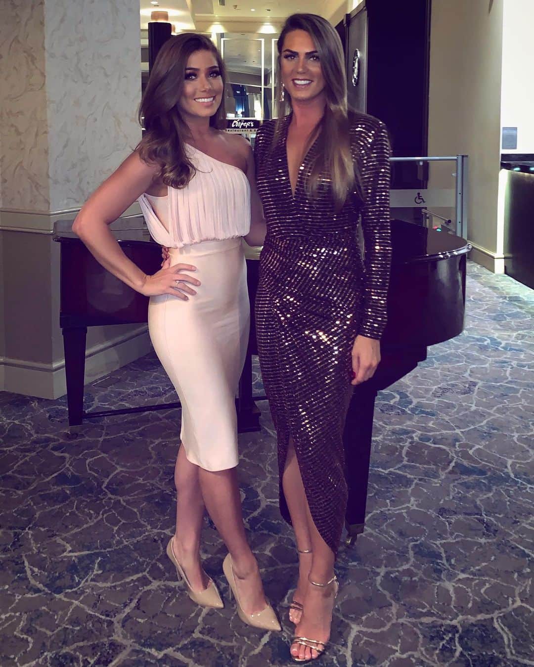 ニッキー・サンダーソンのインスタグラム：「Me and my girl.. such a beautiful wedding.. love.. my sister 💜  #wedding #bestfriend #bestie #love #odgitandbodgit #antanddec #tweedledumbandtweedledee #manchester #drinks #catchup」