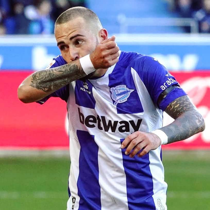 LFPさんのインスタグラム写真 - (LFPInstagram)「#TFW you score your FIRST GOAL for your club... 🔥 • Esa sensación cuando marcas tu PRIMER GOL con tu club... 🔥 • #Alaves #Aleix #Vidal #Goal #LaLiga #LaLigaSantander」1月11日 3時18分 - laliga