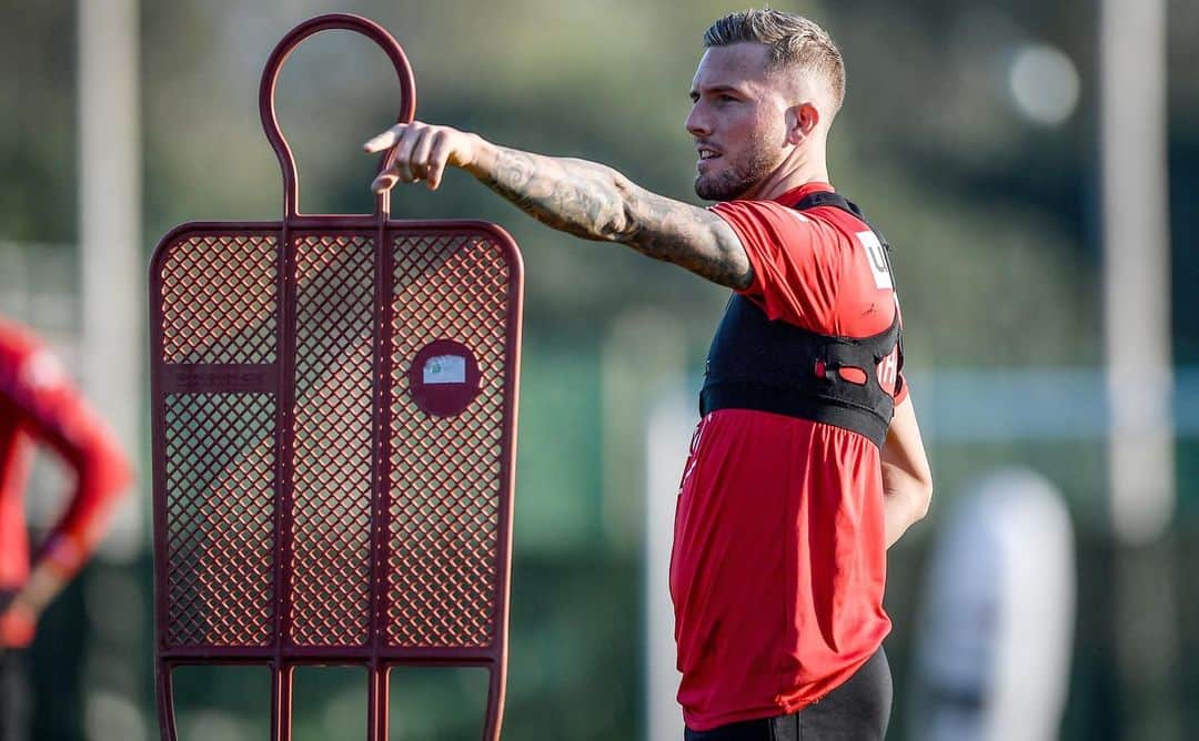 アンドレ・ホフマンのインスタグラム：「..training camp means hard work!⚪️💪🏼🔴 #team #f95 // 📸: @freddyscheidemann」