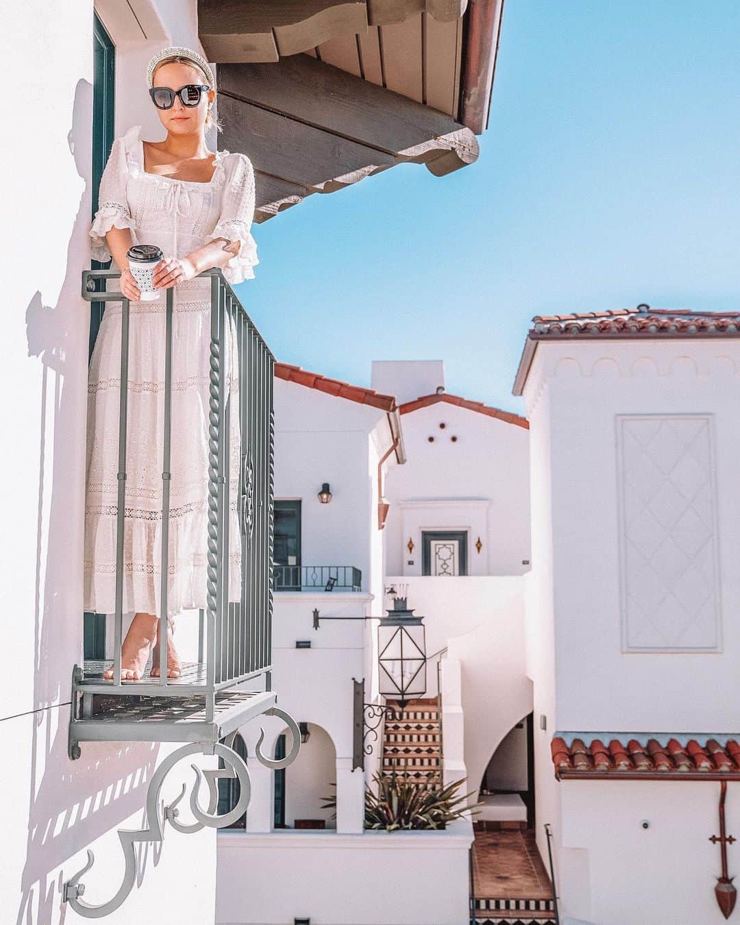 リズ・チェルカソワのインスタグラム：「Some places just give you all the feels 🥰 @hotelcalifornian is my new favorite Santa Barbara haunt. From iconic Old Hollywood vibes to a perfect beachside location, it has everything I want and more.」