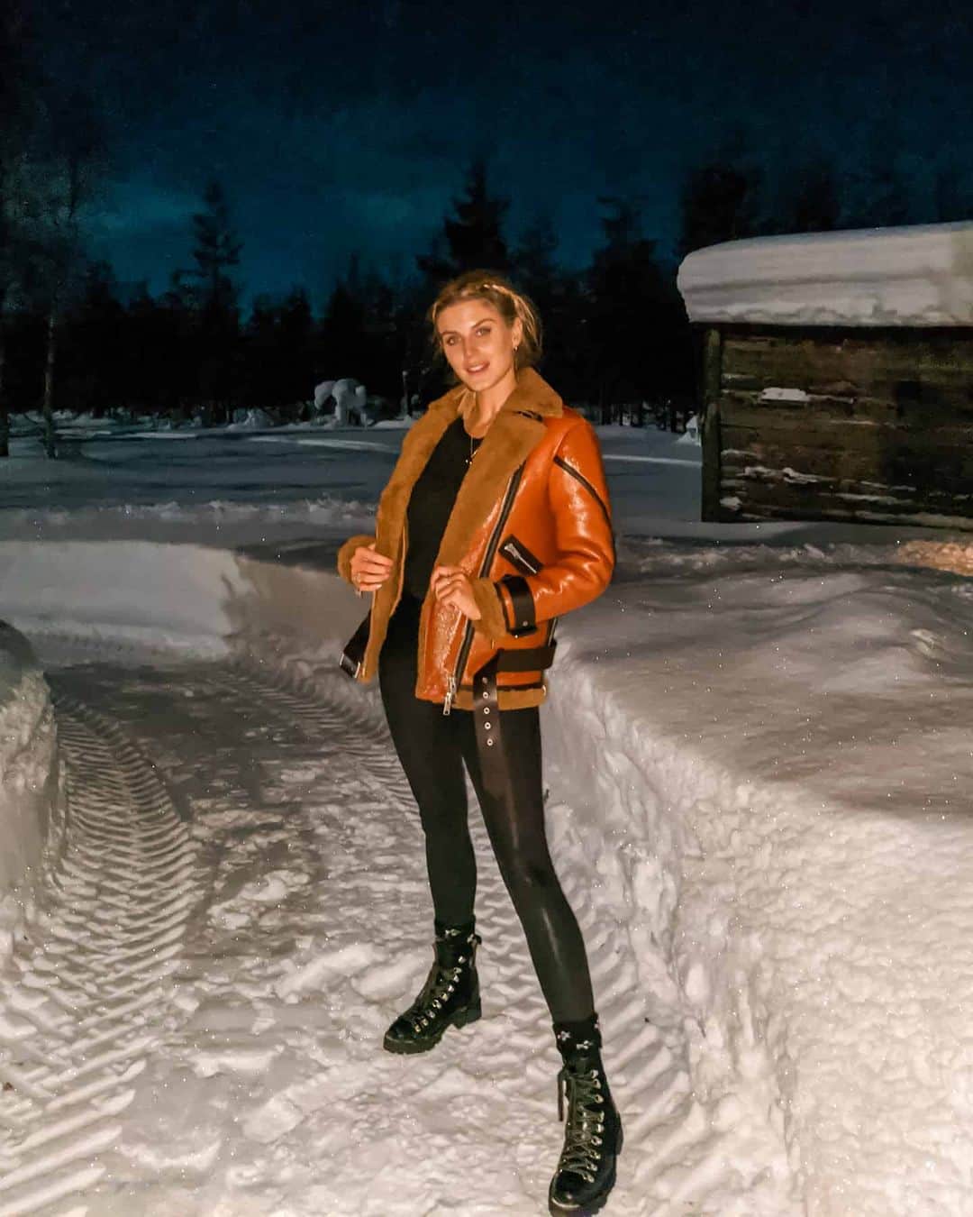 Ashley Jamesさんのインスタグラム写真 - (Ashley JamesInstagram)「First time in Finland, and apparently there's a high chance of seeing the Northern Lights tonight. 🇫🇮🥰 I've never been to a cold country during winter before, never been skiing, and most of my friend will know I spend most of winter hugging radiators. but I decided it was time to experience something a little different, so after doing some serious insta-research I ended up booking a weekend away at @northernlightsranch. We've just arrived and it's pitch black, but it's very cosy and romantic. Also, freezing, but I've come with more layers than an onion. #allthegearnoidea😂❄️ It's right next to Lapland, and we've tried to cram in so many activities tomorrkw. But now time to have some dinner under this Wolf Moon and fingers crossed we get to see the Aurora Borealis. 🌠 I've tagged my outfit, it's what I travelled in not what I packed for the weekend. The coat is SO warm, and the leather leggings are so flattering and from Spanx. Who knew they did leggings? (@aoifeodohertystylist did). 🖤 #LapLand #finland #northernlights」1月11日 3時54分 - ashleylouisejames