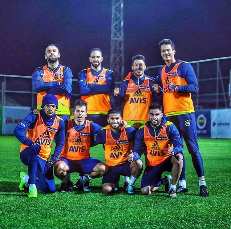 アディル・ラミのインスタグラム：「Winners of the day @fenerbahce @vedatmuriqi @tarslan18 @msaglam10 @jailson95_ @denizturucofficial @oytunozdogan &  our capitaine 👨‍✈️ #emrebelozoglu ⚽️⚽️🏆」