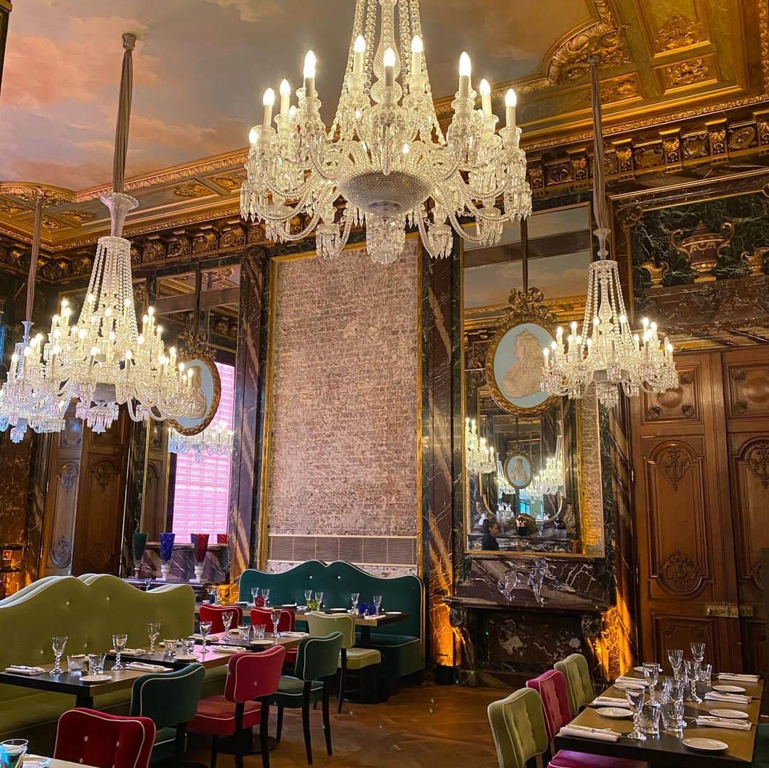牛窪万里子さんのインスタグラム写真 - (牛窪万里子Instagram)「パリ16区高級住宅街にある『Galerie-Musée Baccarat（ギャルリ・ミュゼ・バカラ=バカラ美術館）』へ  美術館に併設されているレストラン「Cristal Room（クリスタル・ルーム）」でランチを頂きました。  豪華絢爛なシャンデリアの下で頂くランチ  グラスからシャンデリア、照明、キャンドルスタンドまで全てがバカラ製品という贅沢な空間です。  お料理はミシュランの星付きレストランのシェフ、ギ・マルタン監修で繊細な味でとても美味しかったです。  フランスの贅を極めた場所で優雅なひとときでした。  #バカラ #バカラ美術館 #ランチ  #パリ #フランス #パリ旅行  #フランス旅行  #海外旅行  #海外旅行好きな人と繋がりたい  #paris #france」1月11日 4時22分 - mariko_ushikubo