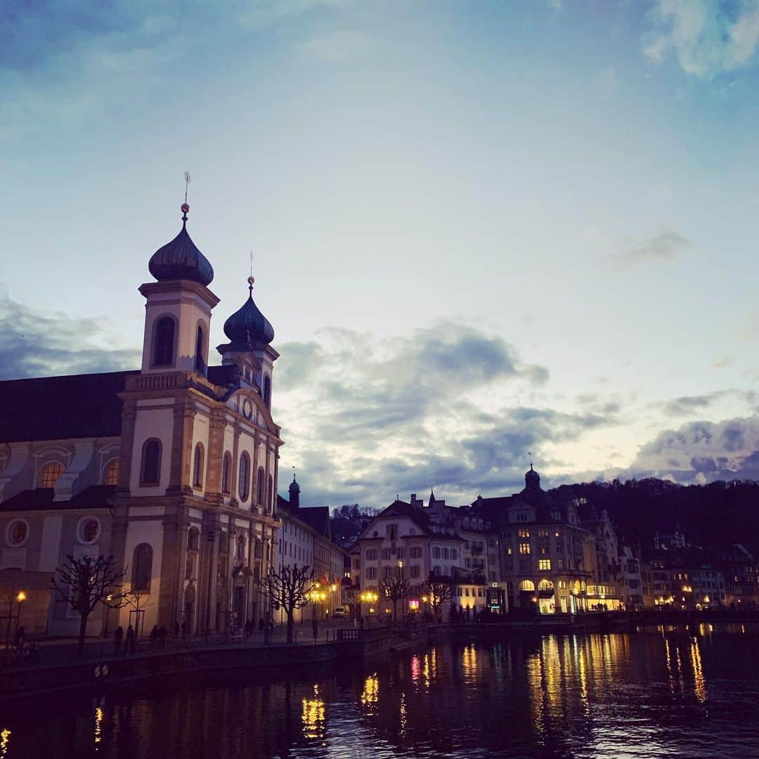 阿部晋也さんのインスタグラム写真 - (阿部晋也Instagram)「Beautiful city of Luzern. The top of Mt.Pilatus was cloudy today, but it’s still a great view. Thank you @pilatus we enjoyed it very much🏔  #Luzern #Lucerne #Switzerland #pilatus」1月11日 4時25分 - shinyabe106