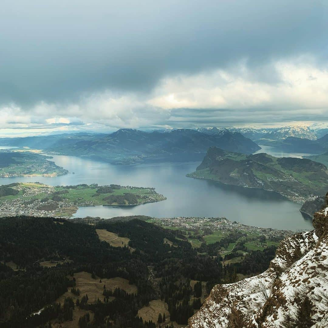 阿部晋也さんのインスタグラム写真 - (阿部晋也Instagram)「Beautiful city of Luzern. The top of Mt.Pilatus was cloudy today, but it’s still a great view. Thank you @pilatus we enjoyed it very much🏔  #Luzern #Lucerne #Switzerland #pilatus」1月11日 4時25分 - shinyabe106