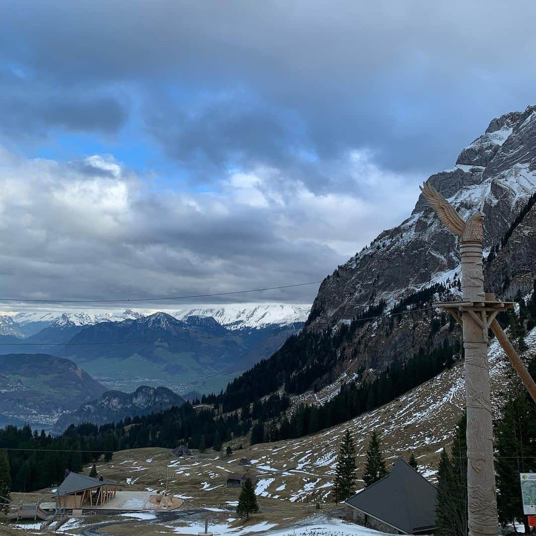 阿部晋也さんのインスタグラム写真 - (阿部晋也Instagram)「Beautiful city of Luzern. The top of Mt.Pilatus was cloudy today, but it’s still a great view. Thank you @pilatus we enjoyed it very much🏔  #Luzern #Lucerne #Switzerland #pilatus」1月11日 4時25分 - shinyabe106