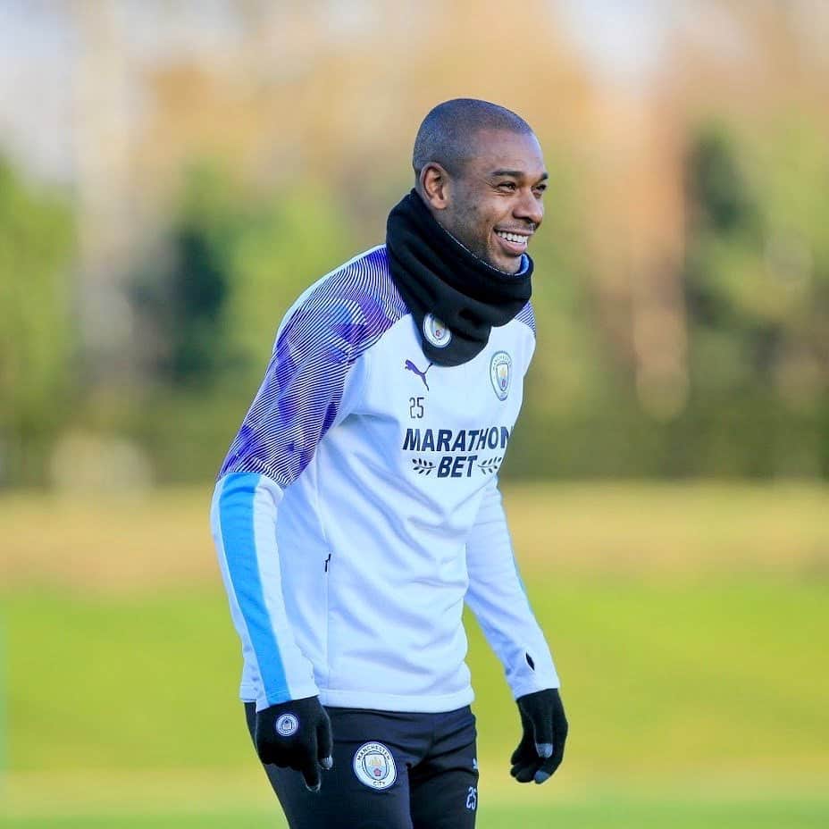 フェルナンジーニョのインスタグラム：「positive mind ✖️positive life 🙏🏾😀 #training」