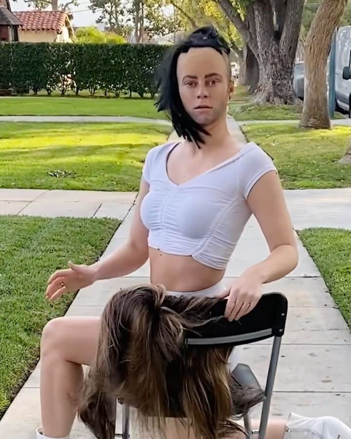 のインスタグラム：「Caption this 😂😂😂 (new YouTube vid in bio)」
