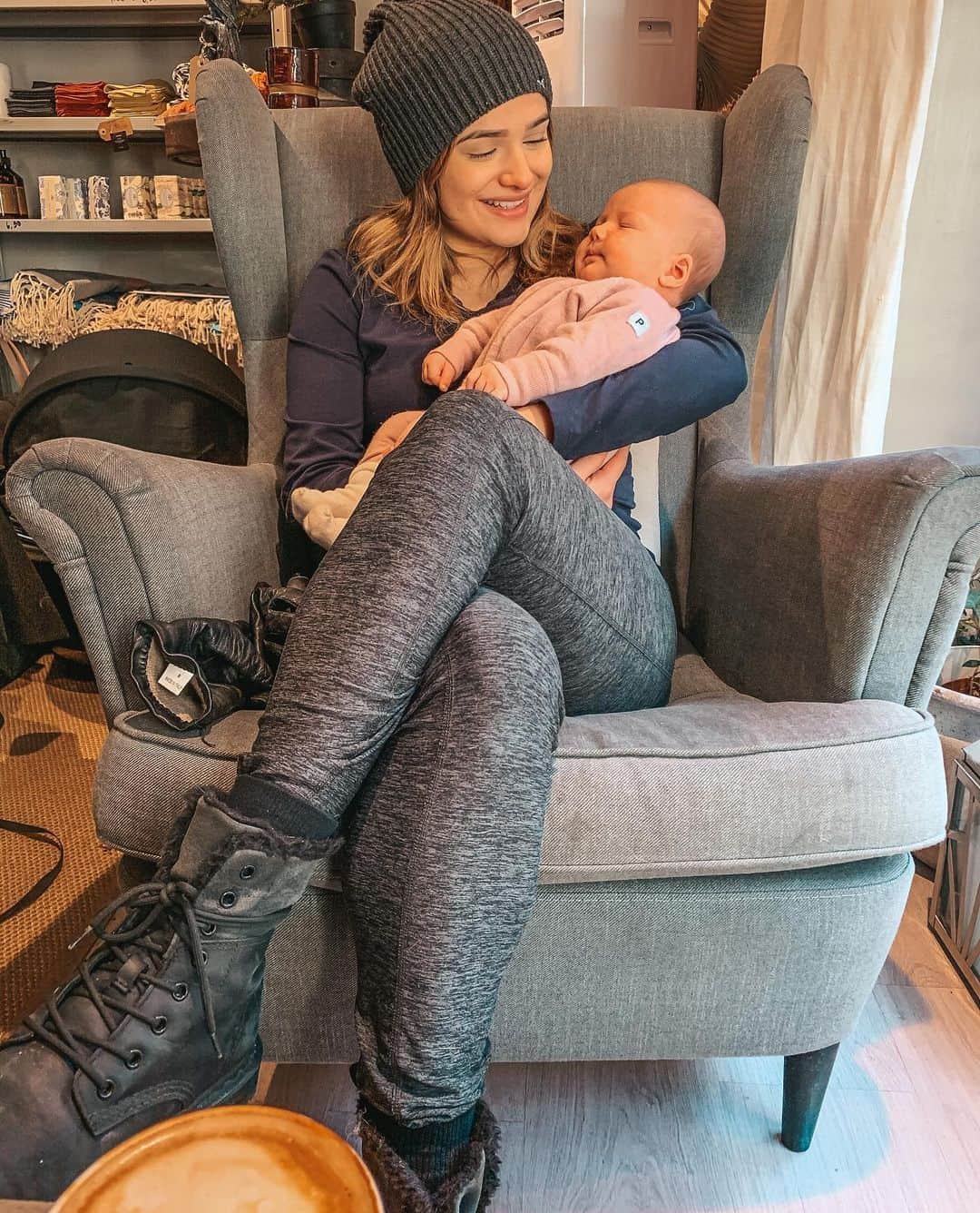 チャチー・ゴンザレスのインスタグラム：「Every moment of motherhood isn’t picture perfect but boy do I LOVE IT. My bean is quite dramatic with tons of attitude...not sure where she gets it from 🤔😂 I posted a new video showing you guys the amazing Finnish Baby Box every mother in Finland receives from the state before giving birth ❤️ link in bio」