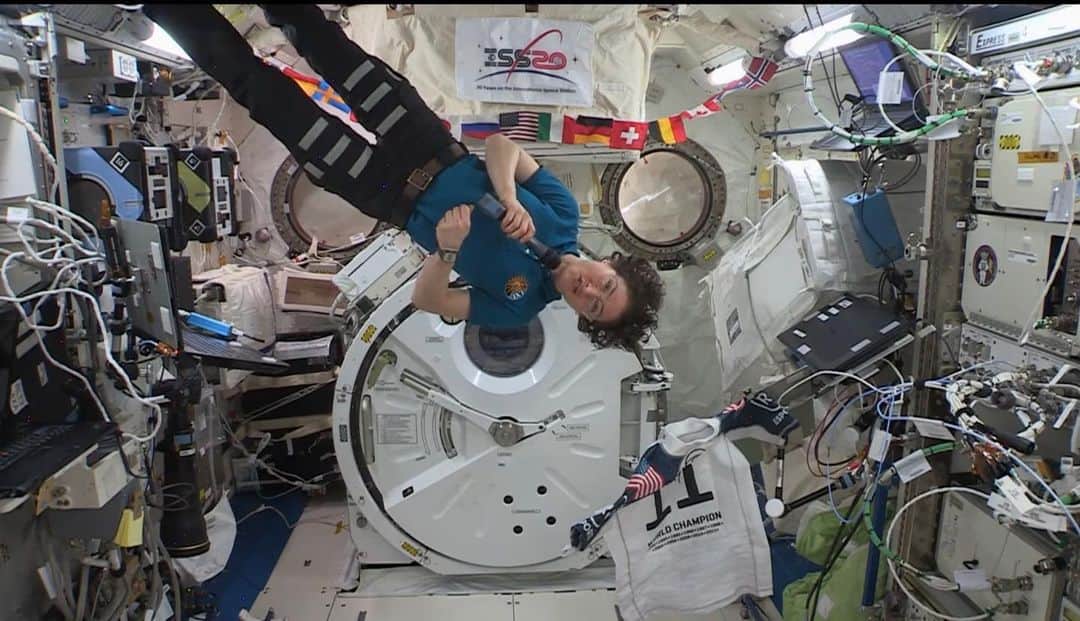 ケリー・スレーターのインスタグラム：「Thanks @astro_christina, @nasa, and everyone who organized my chat to the International Space Station this morning. I was glad that some of the kids at Sunset Beach School got to watch live as well as tons of friends and family around the globe!😏 working on the Link in my bio (won’t let me change it right now for some reason) if you want to hear the entire interview on YouTube. Or go to NASA.gov/live and find it there.」