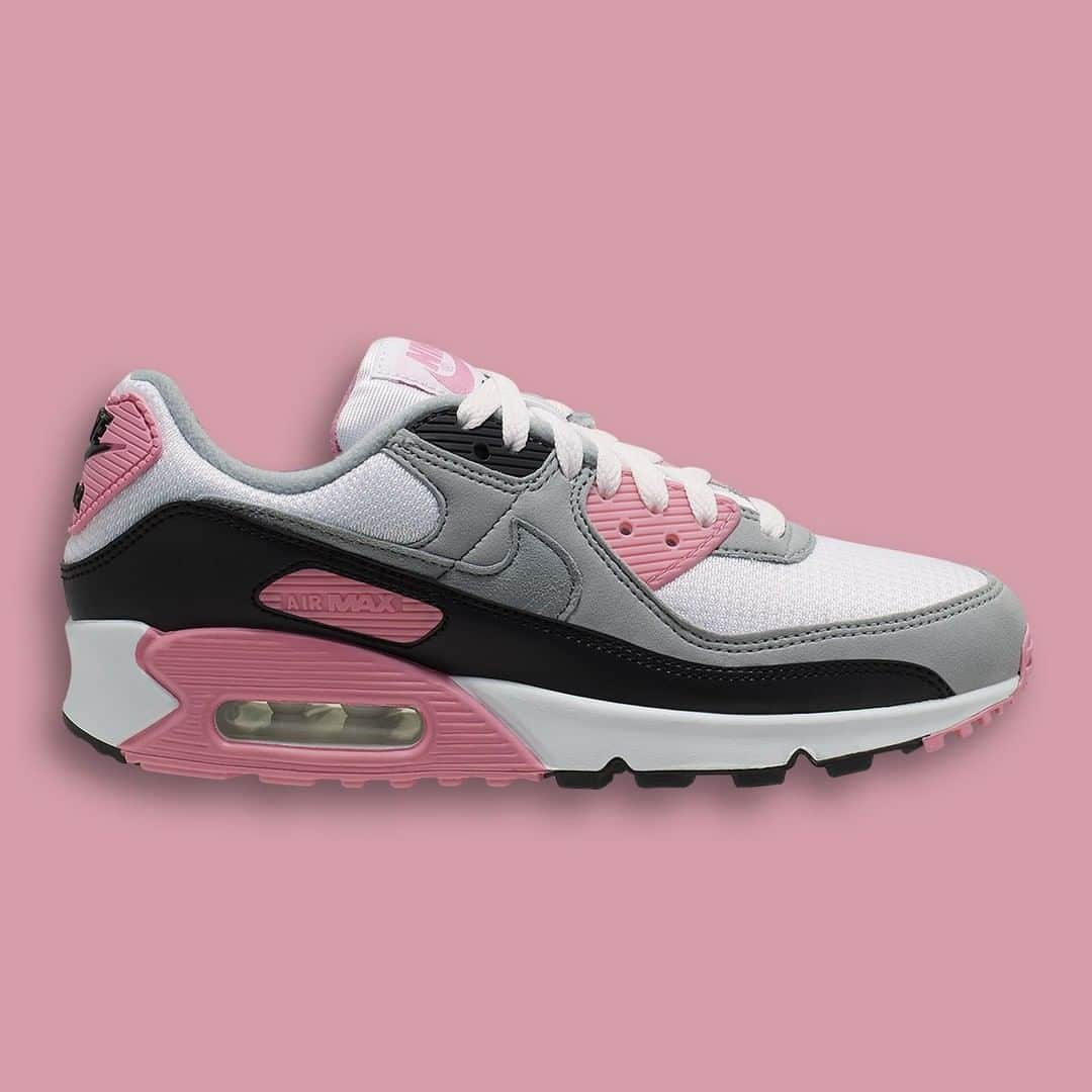 Sneaker Newsさんのインスタグラム写真 - (Sneaker NewsInstagram)「Nike is bringing this touch of rose pink to the Air Max 90 exclusively for women and girls. Full family sizes (adult down to crib) are expected to drop on February 1st. Link in bio to learn more.」1月11日 5時21分 - sneakernews