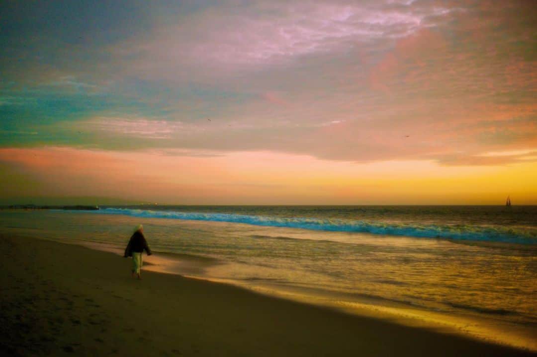 キーガン・アレンのインスタグラム：「The first sunset of 2020  expired color film and sensors - feeling atmospheric change in the air. Somethings new and different.」