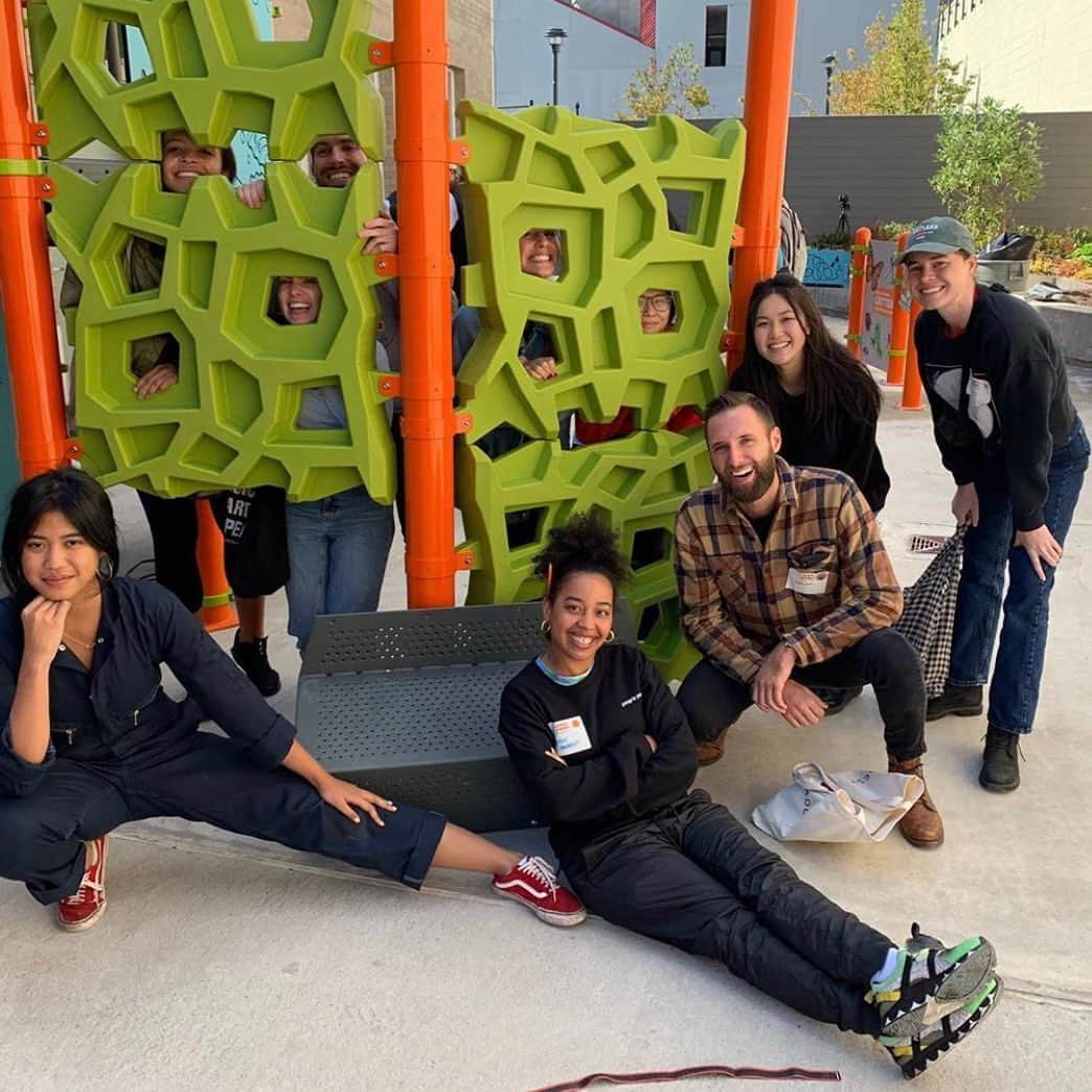 Glossierさんのインスタグラム写真 - (GlossierInstagram)「#tb to when team Glossier built a playground in Brownsville, Brooklyn with @wearebcs and @kaBOOM ✨ It’s all part of Smile Wave: Glossier's employee volunteer program where we celebrate the power of individuals to have a positive impact on their community.  Over the past few months, members of our HQ team have mentored first-generation college students with @Project_Basta, packed feminine care kits for @bowerymission, led creative and arts workshops for youth with @girlsclubny and @henrystreetsettlement, and today we’re cooking meals with our neighbors @godslovenyc for people in need.  We’re just getting started with Smile Wave, and we’d love to hear from you—what organizations do you volunteer with? 😀👋」1月11日 5時34分 - glossier