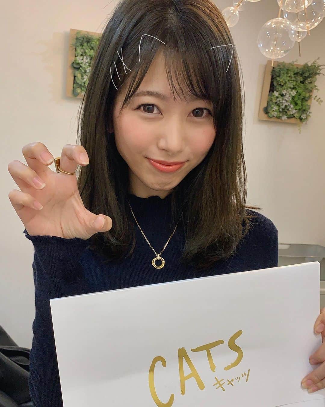 海老原優香さんのインスタグラム写真 - (海老原優香Instagram)「#cats を見に行きました🤗💖﻿ ﻿ もうすぐ公開されるcatsを一足お先に✨﻿ #レミゼラブル で#ミュージカル映画 の素敵さを知りました❣️﻿ ﻿ 次は絶対劇団で観たい〜！！﻿ ﻿ #キャッツ#映画﻿ #帰りに美容室へ﻿ #黒髪#サラサラ#美容師さん が撮ってくれました🐱」1月11日 15時19分 - ebioffi