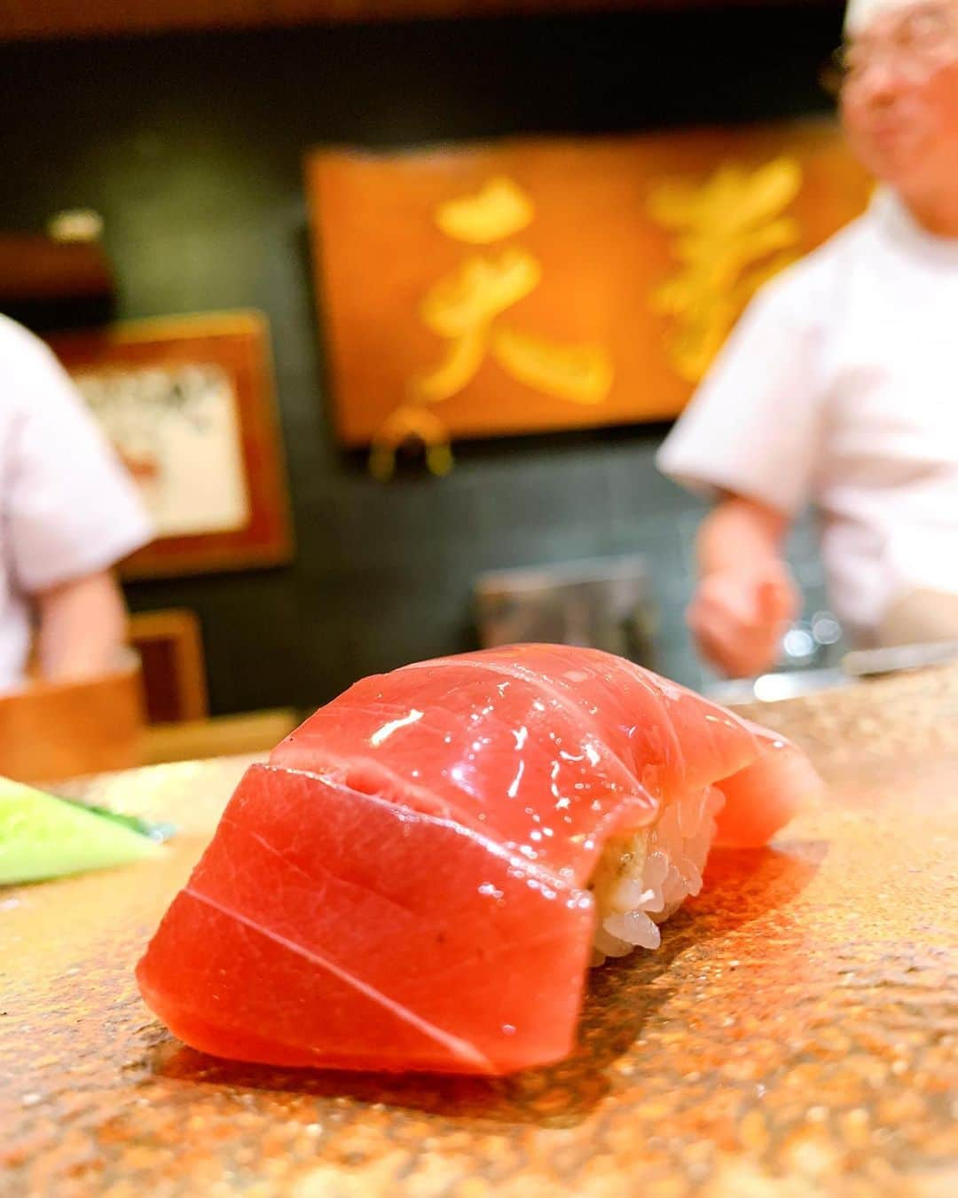 濱野りれさんのインスタグラム写真 - (濱野りれInstagram)「I came to Fukuoka for Sushi 'Tenzushi' which is my favorite restaurant in Japan and also my power spot🤗 I believe that 'tenzushi' is the best sushi restaurant in the world. If you've never eaten, you'd better eat it once in your life. It’s not an exaggeration🔥 -— #天寿し 食べに飛行機乗って小倉にきたよ〜🤗💗もう何回も来てるけど本当に毎回ふあああって声が漏れる...🤤 そして毎回来て良かったって思う💗 私は天寿しさんは世界で一番美味しいって思う！幸せな時間をありがとうございました✨小倉大好きー！！ -— #rirelog#traveleats#travelforfood#sushimania#fukuokaeats#japaneats #tenzushi#sushilover#kitakyushu#fukuoka#fukuokatrip #kyushu#kyushutrip#explorejapan#visitjpn#traveljapan #amazingjapan#nihon#日本#日本旅行#日本観光#福岡グルメ#北九州グルメ  #北九州#北九州旅行#九州旅行#福岡#福岡旅行#天寿し#小倉グルメ」1月11日 15時32分 - riregram