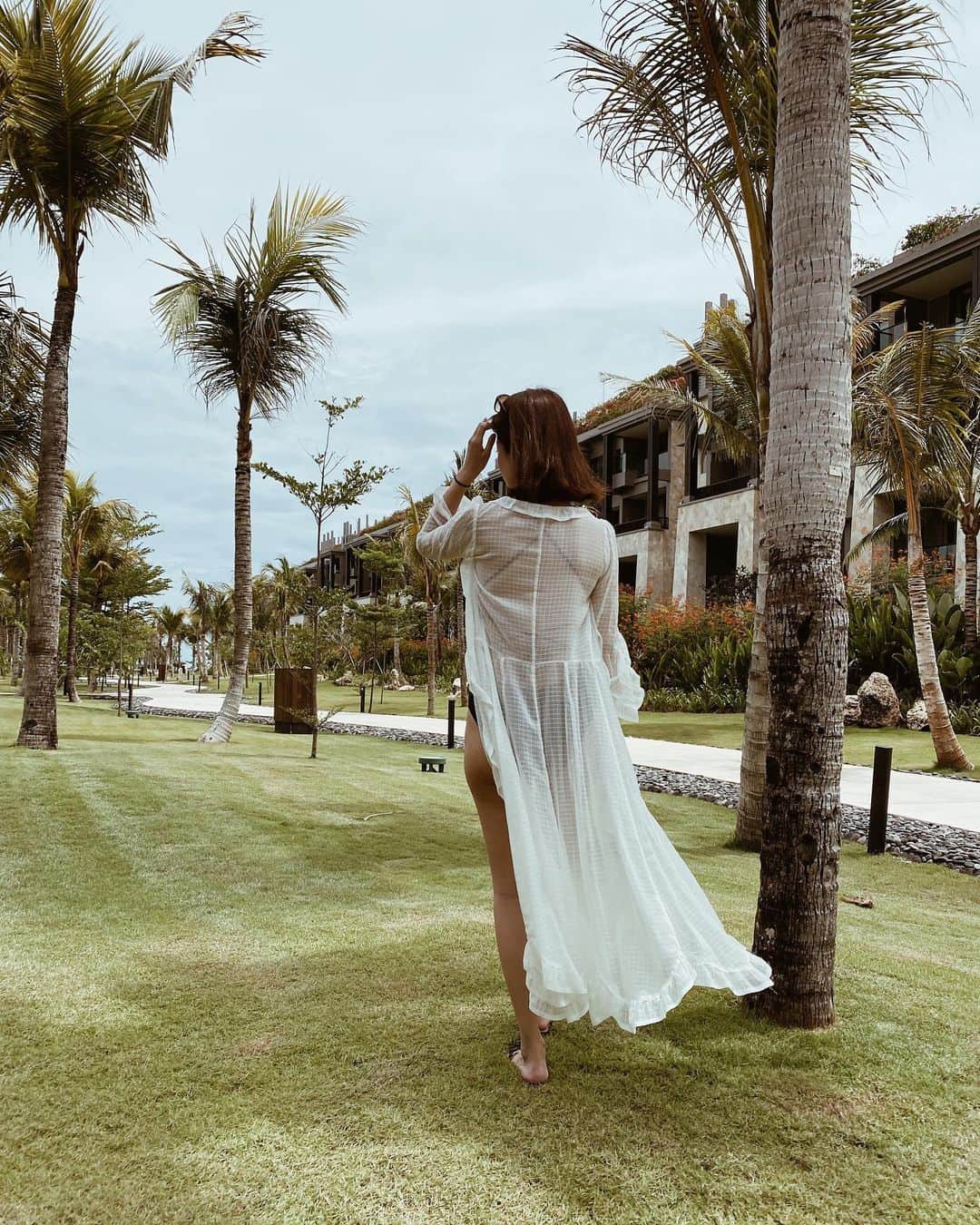 Shokoのインスタグラム：「＊Lifestyle＊ There’s many things handed down from my mother such as traditional Japanese plates or kimonos, but I also have hand-me-down clothes from her as well. ・ The details of the design and the retro styles is so nice. You just can’t find them in the modern fast/ mass production clothes nowadays. ・ This beach wear white gown and the black holder neck wrap dress is one of them. I saw them in my moms picture album when she went for her honeymoon, and thought I have to have them! ・ Luckily after 50 years... she still had them in such good condition! ・ Again I’ve learned that maintaining simple but valuable things is important and you don’t need so many things to make you happy. These less but valuable things makes me happy.」