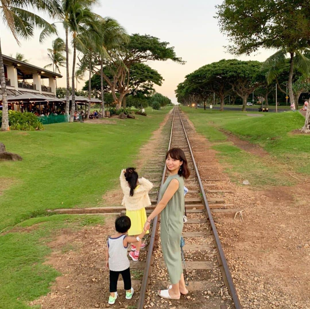 筧沙奈恵さんのインスタグラム写真 - (筧沙奈恵Instagram)「アウラニディズニーから歩いてすぐの場所には、レストランやコンビニ、雑貨屋さんなどがあります😌お散歩して、お店を見て歩くだけでも楽しかった❤️（子どもたちをアウラニディズニー内のアンティーズビーチハウスの託児に預けて、1時間だけ2人でゆっくりお買い物しました👫） ・ 1泊目の夜は近くのレストランで、2泊目の夜はアウラニディズニー内のマカヒキでキャラクターディナーをしました🍽 ・ マカヒキのキャラクターブレックファーストは前回利用したのですが、ディナーは初めて😌 ・ ブレックファーストとディナーの違いは・・・ ・ ●キャラクターがミッキー・ミニー・プルートではなく、ドナルド・チップとデール・スティッチ ●ブレックファーストは大人43 ドル、 子ども（3～9 歳）23 ドル。ディナーは料金が大人 55 ドル、子ども（3 ～ 9 歳）29 ドルとディナーの方が少し高め ●その分、メニューの内容がディナーの方が充実😍ポキやローストビーフなど、おいしかった！ ・ という感じ😌やっぱりミッキーミニーがいなかったのは少し寂しかったのと、朝の方が写真がキレイに撮れそうなので、次回はブレックファーストにしようかな🍞 ・」1月11日 15時30分 - sanaekakei