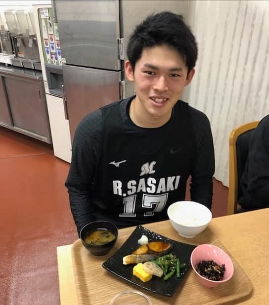 千葉ロッテマリーンズさんのインスタグラム写真 - (千葉ロッテマリーンズInstagram)「佐々木投手はサバ定食でした！#chibalotte」1月11日 15時41分 - chibalotte