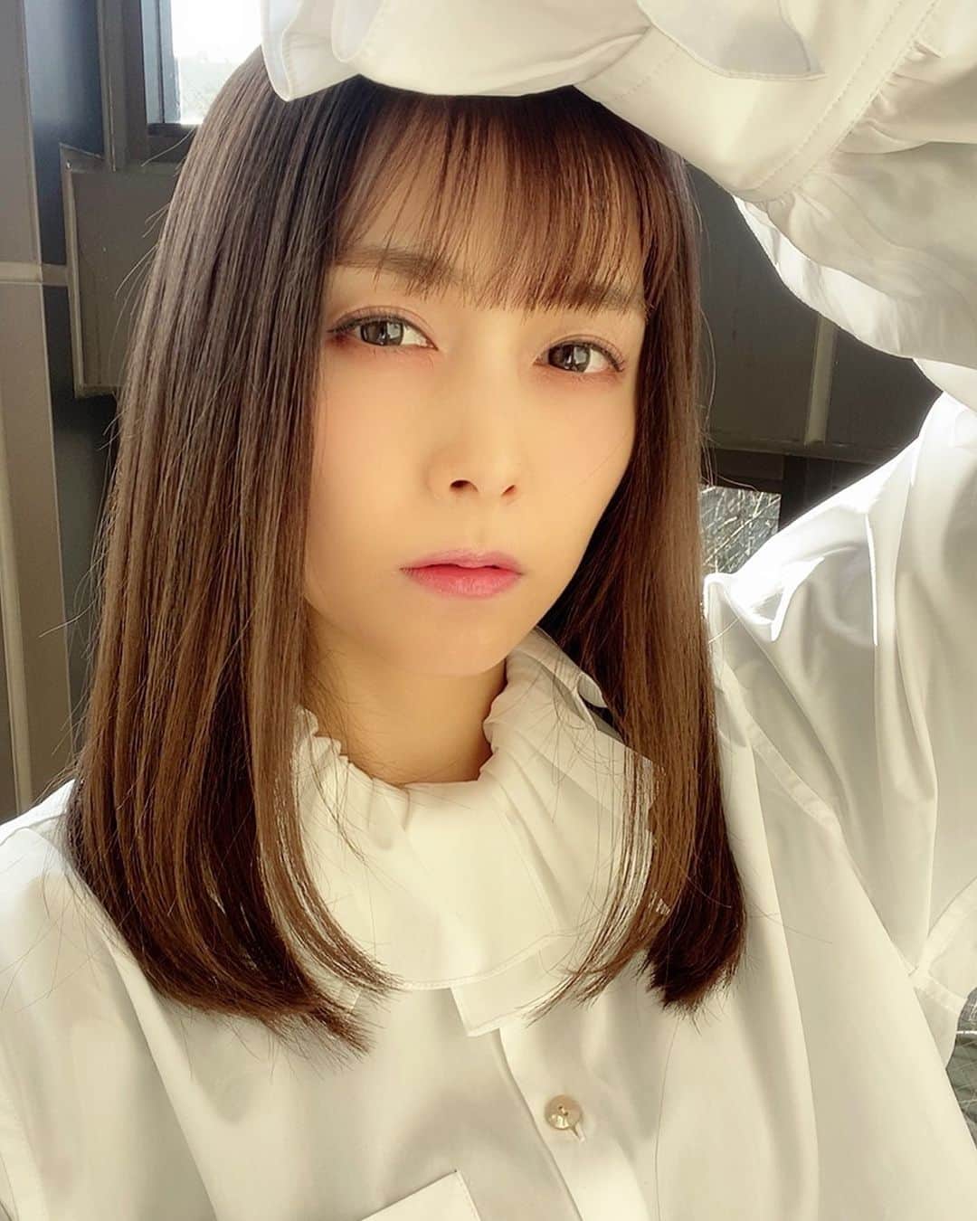 麻衣愛のインスタグラム：「撮影で普段しない感じのメイクしてもらいました💄 メイクで人はすごく変わりますね!! . そして、髪も切りました✂️ . #撮影 #メンヘラ #血色なしメイク #メイク #makeup #make #cosmetics #shooting」