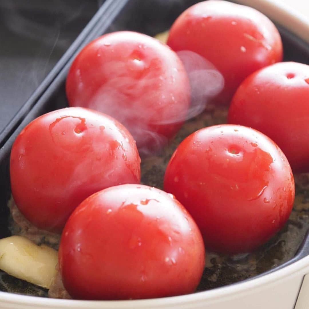 4yuuu!さんのインスタグラム写真 - (4yuuu!Instagram)「. 寒い冬❄️にはホットプレート料理が🙆‍♀️ . くり抜いたトマトにハンバーグのタネを詰め、 ソースを投入してグツグツ煮込むだけ💕 . 放ったらかしで美味しい1品ができあがります🤗 . @muccinpurin . #4yuuu #ホットプレート料理 #ホットプレート #ハンバーグ #時短料理 #簡単レシピ #映え料理 #インスタ映え #sns映え #おうちごはん #おうちご飯 #お家ご飯 #簡単レシピ #夜ごはん #時短レシピ #簡単料理 #野菜たっぷり #野菜料理 #栄養たっぷり #ワンプレートごはん #トマト料理 #ワンプレート #ごはん #ホームパーティ#おもてなし料理 #おもてなし #盛り付け #盛り付け上手になりたい #子供のいる暮らし #こどものいる暮らし #煮込みハンバーグ」1月11日 15時56分 - 4yuuu_com
