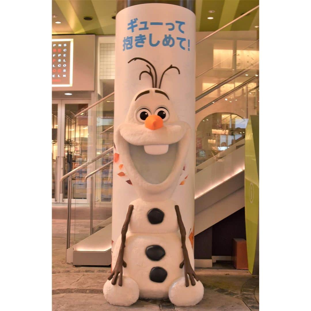 キャナルシティ博多のインスタグラム：「イーストビル1Fに「アナと雪の女王」のオラフが期間限定で登場♫﻿ギューって抱きしめて、写真を撮ってね！^^﻿ ﻿  ユナイテッド・シネマキャナルシティ13では「アナと雪の女王2」が絶賛公開中！﻿ ぜひ劇場に足をお運びください♪﻿ ﻿  #fukuoka#hakata#tenjin#福岡#博多#天神#canalcity#キャナル#キャナルシティ博多#ユナイテッドシネマ#映画#アナと雪の女王#アナ雪#アナと雪の女王2#アナ雪2#オラフ#⛄️」