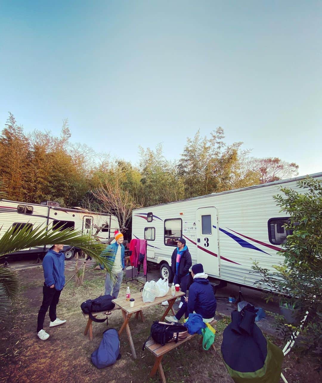 弓削智久のインスタグラム：「🚌🌊🏄🏻‍♂️#trailer #surf」