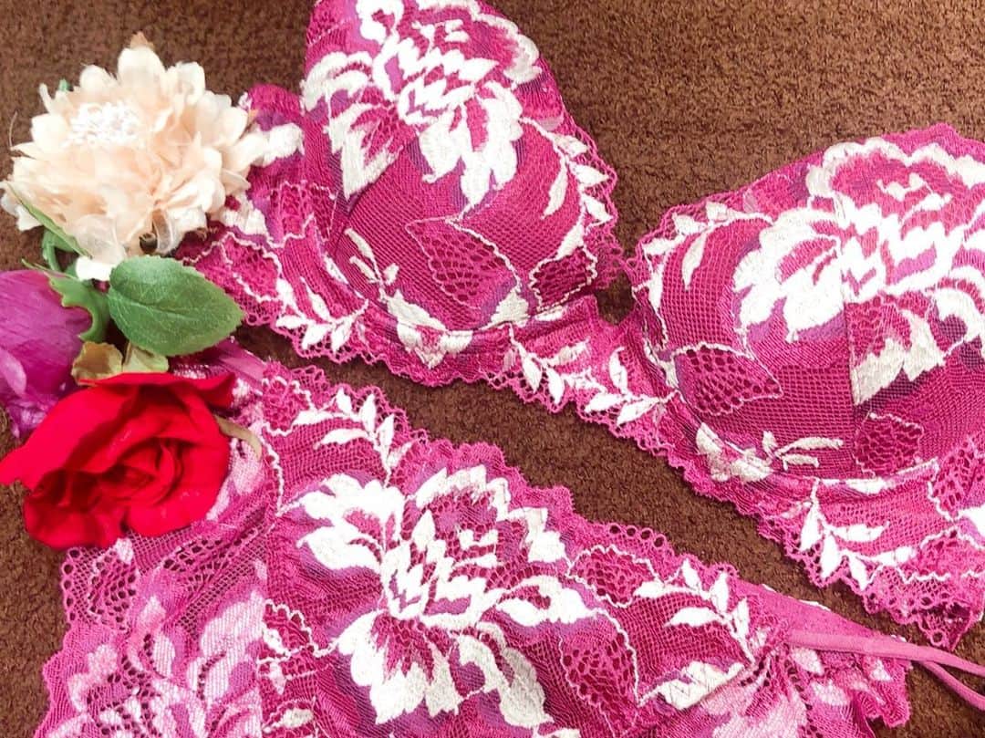 Ravijour札幌4丁目プラザ店のインスタグラム：「. ✔クラシックフラワー グラマーアップ単品ブラ ✔クラシックフラワーコード 単品ショーツ・Tバック  詳しくはブログへ✈︎♥️ . #Ravijour #Ravijoursapporo #Ravijourstaff #ラヴィジュール」