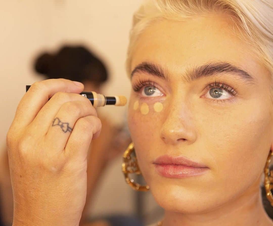 NYX Cosmeticsさんのインスタグラム写真 - (NYX CosmeticsInstagram)「Our fave thing about our #BornToGlow Radiant Concealer? 🤔 The no-fuss, puff applicator that makes brightening & concealing a breeze 🤩 It's also a staple in all of our campaign shoots 💛 || #bts @indiaalexandrial #nyxcosmetics #nyxprofessionalmakeup #crueltyfreebeauty #veganformula」1月11日 7時42分 - nyxcosmetics