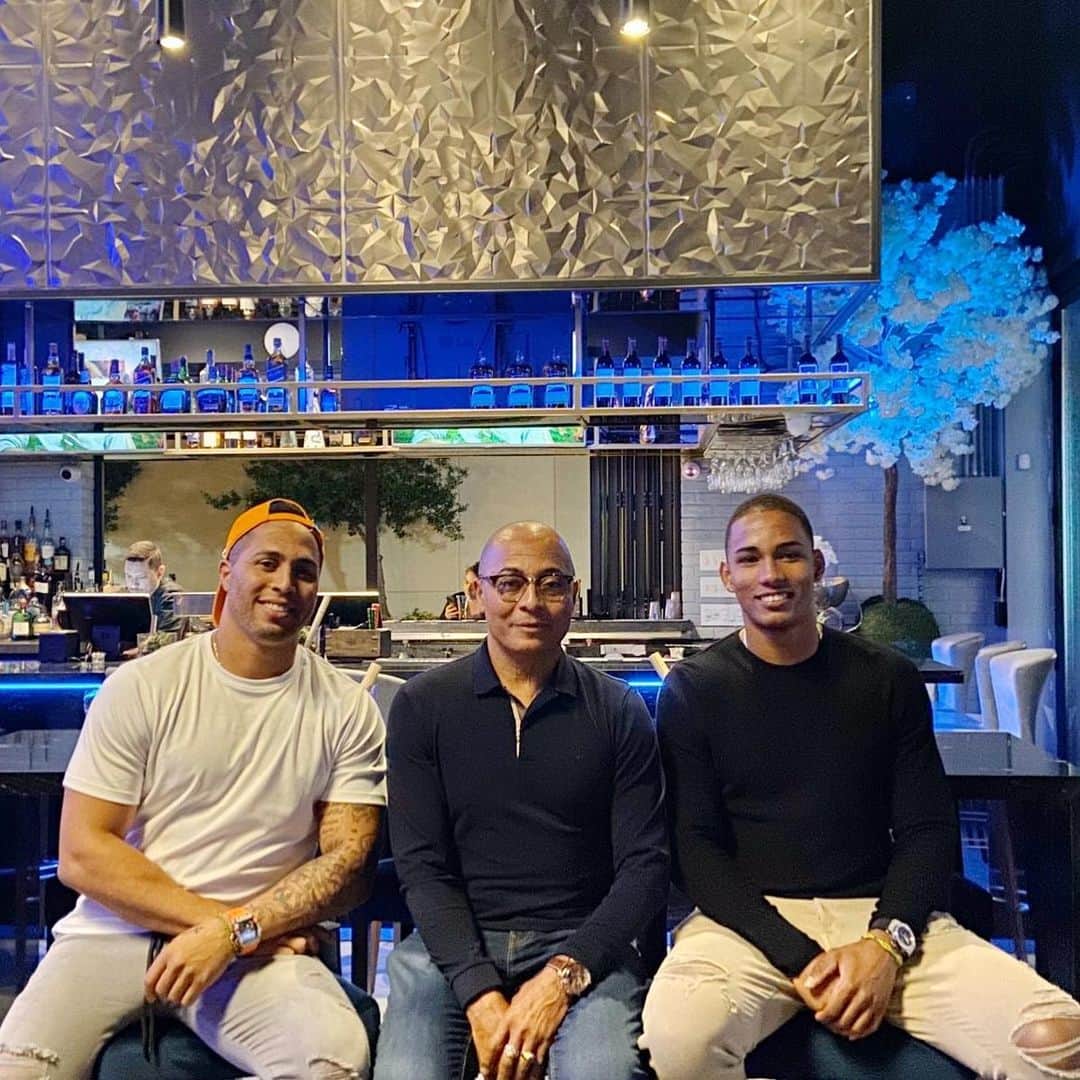 レオニス・マーティンのインスタグラム：「We had a great time at my boy’s @willevy restaurant. Thank you bro」