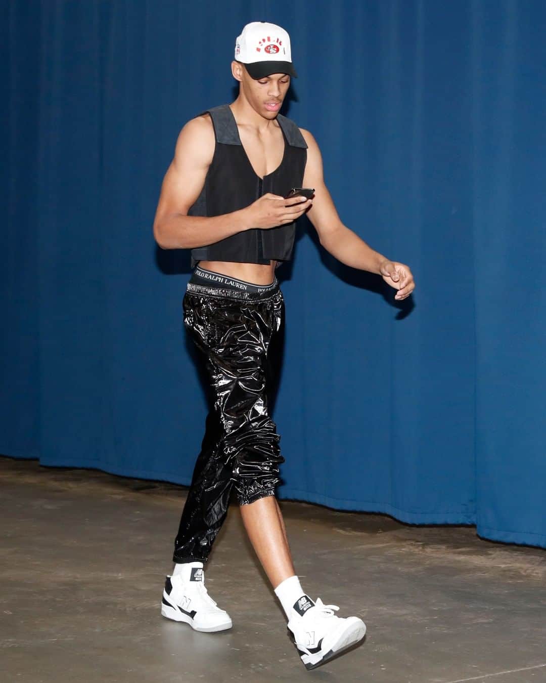GQさんのインスタグラム写真 - (GQInstagram)「Donald Judd, Calvin Klein, Axel Vervoordt—and now, Darius Bazley. The Thunder rookie's #BigFitoftheDay crop top puts him straight into the minimalist hall of fame. Read more at the link in bio.」1月11日 7時50分 - gq