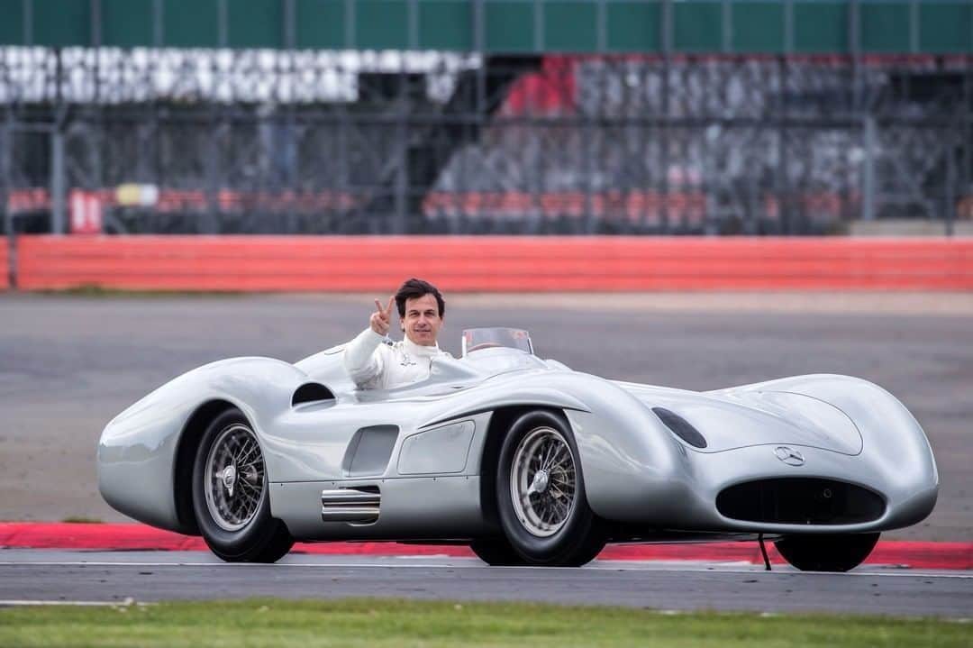 メルセデス・ベンツさんのインスタグラム写真 - (メルセデス・ベンツInstagram)「Toto Wolff in the iconic Mercedes W 196. It is the car that made Juan Manuel Fangio a two-time world champion in the mid-1950s. 📷 @mercedesamgf1  #MercedesBenz #W196 #Silverstone #race #circuit #mbclassic #Mercedes #PETRONASmotorsports #F1 #carsofinstagram #mbcar」1月11日 7時55分 - mercedesbenz