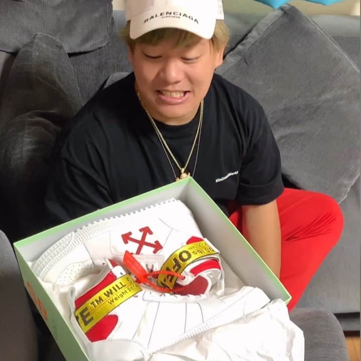 のインスタグラム：「やべーもん頂きました🎃 最近オフホワ時代来すぎてんなぁ🌟  そのうちJordan×off-whiteも 家にお呼びしないとな🚴🏻‍♂️ とりあえずかっこよすぎん？👻 #offwhite #sneakers  #balenciaga #wfp  #airjordan1」