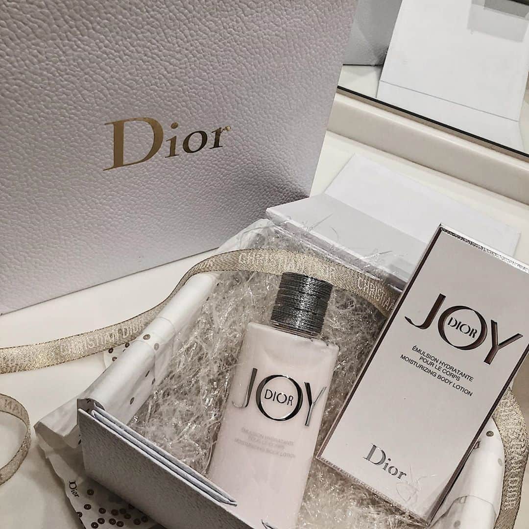 MERYさんのインスタグラム写真 - (MERYInstagram)「. 『Dior（ディオール） @dior 』の「JOY By Dior（ジョイバイディオール）」の香水の香りがするボディミルクがあるのをご存知ですか？ ベルガモットとマンダリンなど華やかな香りで体を包んでくれますよ。軽いテクスチャーなのでさっぱりと使うことができそう。 お風呂上がりのボディケアとして使ってみませんか？大切なお友達のプレゼントとして選ぶのも素敵ですよね♡ . Price：7700円（200ml） . MERYでは他にも「かわいい」に近づくさまざまな情報を発信しています。 @mery.beauty コスメ・美容に特化した情報をお届け♡ @mery_spot 話題のカフェやお出かけスポットをご紹介！ こちらもぜひチェックしてみてください！ . . photo by @ajinana1023 . #MERY #regram #instagram #instagood #dior #joybydior #bodycare #present #gift #bodymilk #pink #ピンク #スキンケア好きさんと繋がりたい #スキンケア用品 #スキンケアマニア #デパコス #ご褒美 #誕生日プレゼント #ギフト #プレゼント #置き画倶楽部 #置き画 #ボディケア #ジョイバイディオール #ディオール #ボディミルク #お洒落 #お洒落さんと繋がりたい #MERY女子 #メリー」1月11日 8時00分 - mery.jp