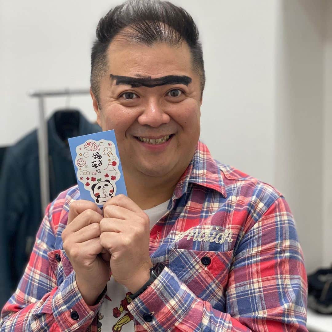 田崎佑一のインスタグラム：「昨日は小杉ライブに呼んで頂きました。コーナーで突如として誕生した小杉さんの新キャラ「お年玉くれへん親戚のおっさん」。コーナーが出来ないくらいの大爆笑でした。しかし！皆さん！キャラの「お年玉くれへん親戚のおっさん」とは違い小杉さんはライブが始まる前に引くくらいの大金のお年玉を配っておられました！僕も頂きました。小杉さんありがとうございます✨✨✨ #2年連続ミスト #ずっと臭い」