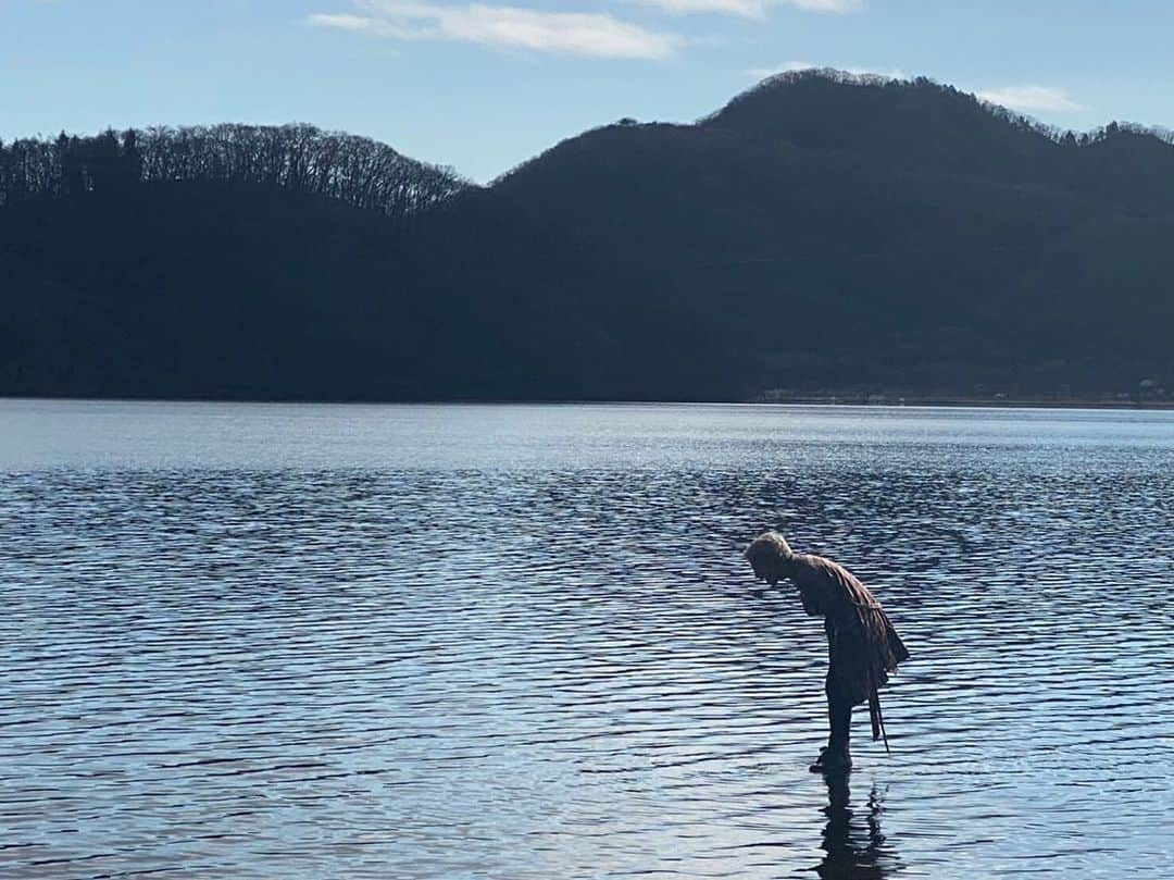 敬太郎さんのインスタグラム写真 - (敬太郎Instagram)「素敵な撮影でありました。  ビデオ沢山撮りたいなぁ。  時間もお金もかかるからなかなか簡単な事では無いのだけれども、everyとかめちゃくちゃ撮ってもらいたいし他にも沢山ある。  自分が欲しい物を作るって自然な事だけど、それを人に素敵だと言ってもらえる事ってとても素敵な事だなぁと改めて思う。  音楽という作品を作るってきっと誰にでも出来る事じゃないから大切にしたいと思う。  なんか作文みたいな文章になってると思う。」1月11日 8時01分 - keitaro_bnv_0507