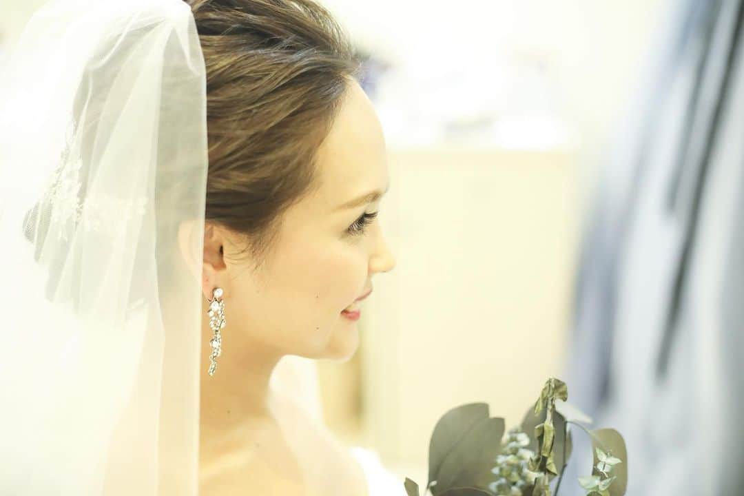 ホテルモントレ ラ・スール大阪ウエディングのインスタグラム：「@lasoeurosaka_wedding メイクシーンも撮影♡ . . . #モントレ花嫁 #ホテルモントレラスール大阪  #モントレウェディング #モントレ #モントレラスール大阪 . . #dressy花嫁  #marry花嫁  #プレ花嫁 #卒花嫁 #全国の花嫁さんと繋がりたい  #weddingdress #takamibridal  #wedding #結婚式 #ホテル婚 #ブライダルフェア」