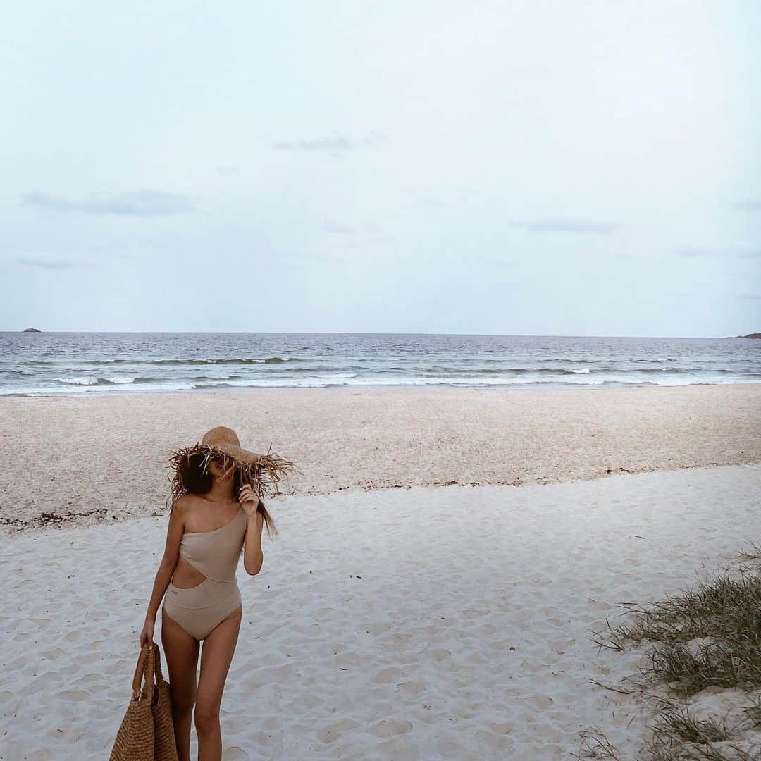 岡田美季さんのインスタグラム写真 - (岡田美季Instagram)「最近は無地の気分が多かったので今年もかわいい大人カラーたくさん作りました💕 今年はLIB生地がたくさん👙🚿 今の時期Byronは20時頃まで明るい💫 #byronbay #beach #bikini #swimwear #room306contemporary」1月11日 8時11分 - mikiokada0225
