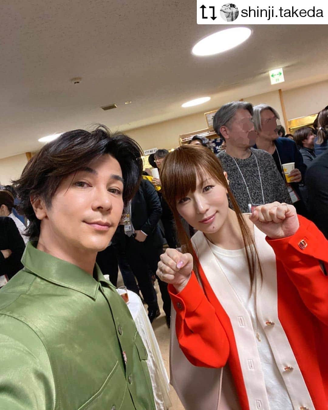 椎名林檎のインスタグラム：「#Repost @shinji.takeda  第70回NHK紅白歌合戦オフショットシリーズ📸 麗しの#椎名林檎 様🍎 写真に収まる時、いつも手が可愛い(#^.^#)岡村さんも入って来てくれた٩(^‿^)۶ 凄くいい写真撮れた！！　オフショット、まだまだ続きまーす🎵#武田真治」