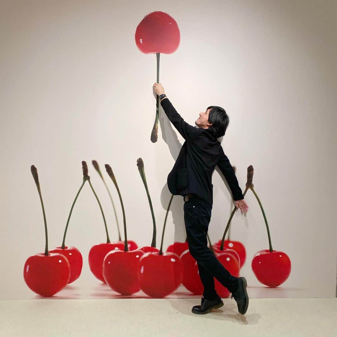 田中達也さんのインスタグラム写真 - (田中達也Instagram)「. 1.11 sat “ABC (A Balloon Cherry)” . 天にも昇る美味さ . #さくらんぼ #浮くらんぼ #風船 #食品サンプル #Cherry #Balloon #FakeFood . 💡この作品の実物を本日から開催の山形の展覧会で展示しています。 . ────────────────── 《EXHIBITION info》 . 【MINIATURE LIFE展 in 山形】 MINIATURE LIFE EXHIBITION in Yamagata Jan 11 - Mar 1, 2020 〈ギャラリートーク＆サイン会〉 ❗️本日開催❗️ 1月11日(土) 11:00〜、15:00～ #MINIATURELIFE展 #ミニチュアライフ展 . 【微型展 2.0 台中站】 MINIATURE LIFE EXHIBITION2 in Taichung until Mar 1, 2020 #微型展 #田中達也微型展 . 【small MUJI vol.1“Miniature”】 until Feb 29, 2020 #smallMUJI #MUJIKamppiHelsinki . ℹ️Please look at the Instagram story’s highlight for more information. .」1月11日 8時26分 - tanaka_tatsuya