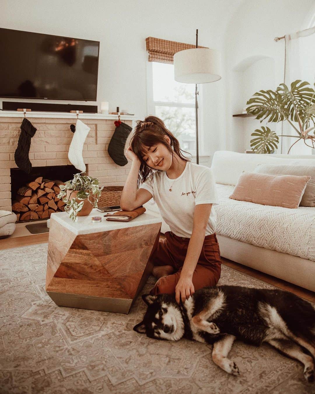 W E Y L I Eのインスタグラム：「In my happy place 🏠 Thank you @burtsbees and @Pandora for inviting me to New York a couple of weeks ago! Sometimes all it takes is a change of scenery to inspire creativity or positive change and that trip was a great beginning to the holiday season. We are all our own force of nature and @burtsbees Lip Butters is a simple indulgence of Shea and Cocoa Butters that I keep with me as a simple act of selfcare. It’s easy to get caught up with the day to day workload, errands, and responsibilities. But each year that goes by, we become more resilient and a force. Wishing everyone a positive day! #ad #PandoraLive #BurtsBees #SelfCareWithBurts #MyBurtsBees」